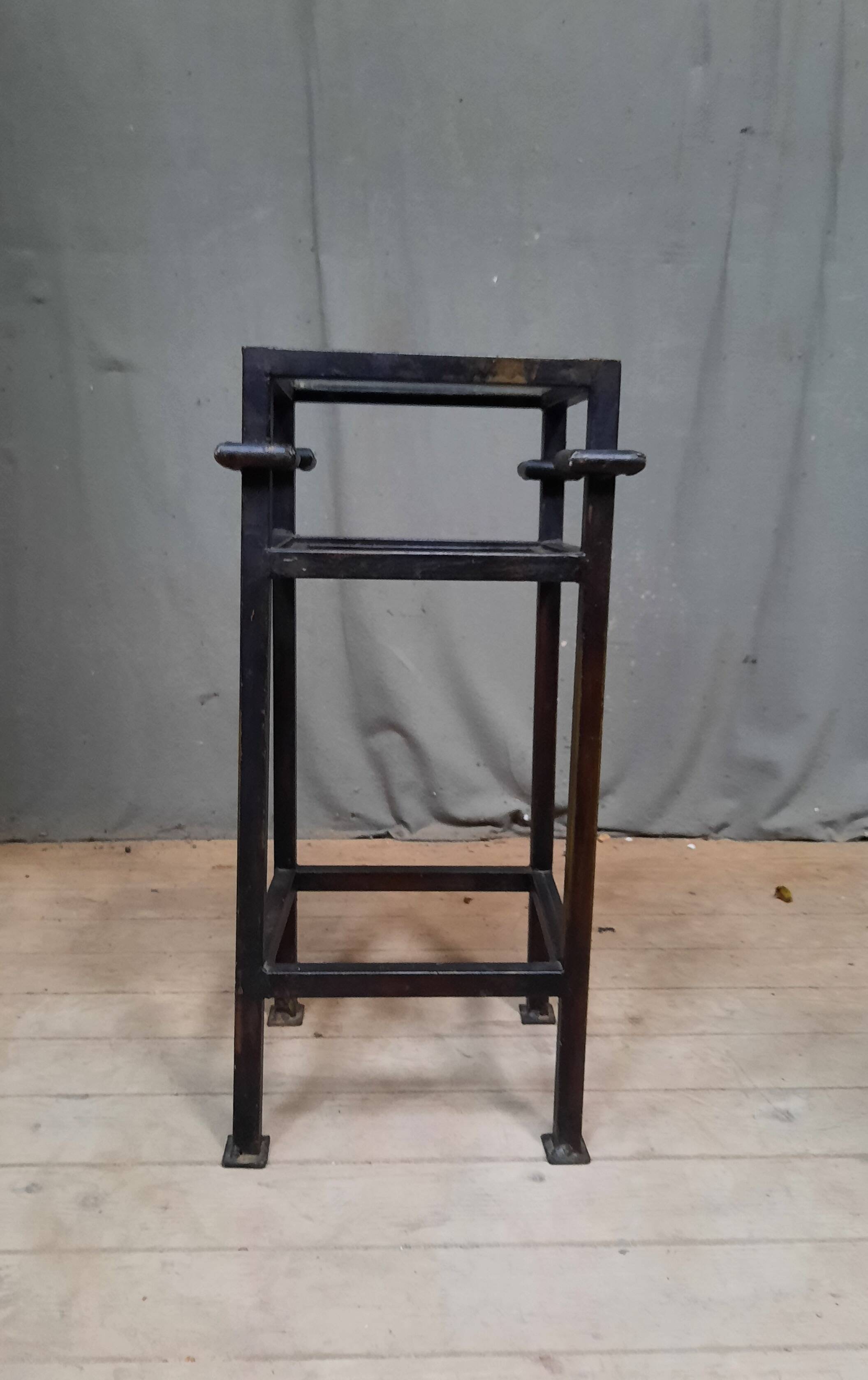 Metal saddle