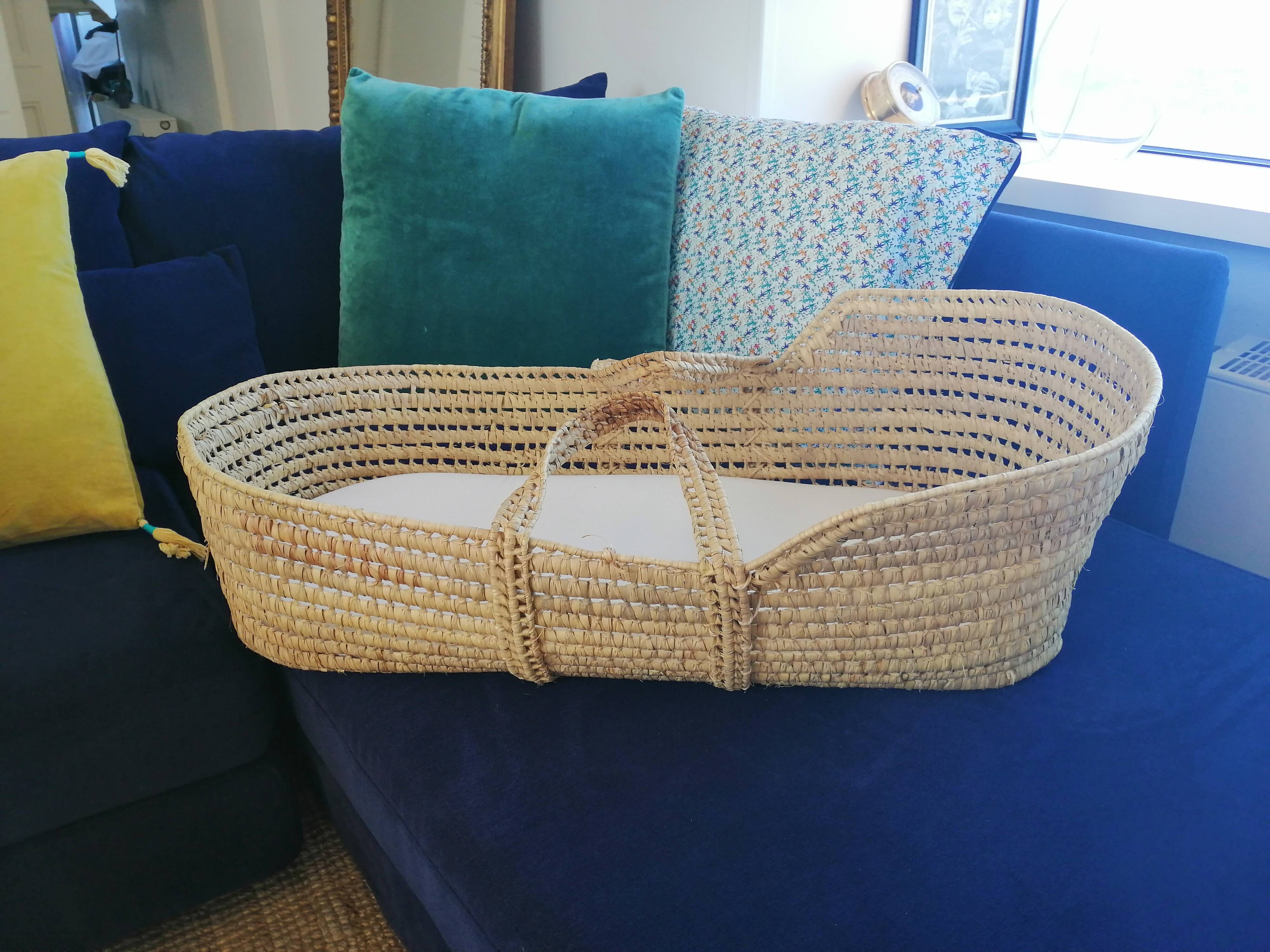 Vintage wicker couffin