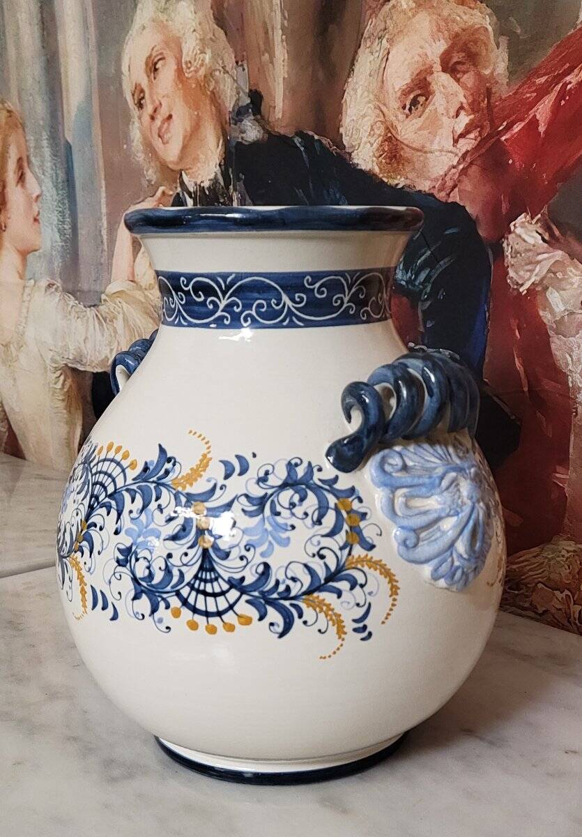 Large vase in Italian faience from the 20th century.