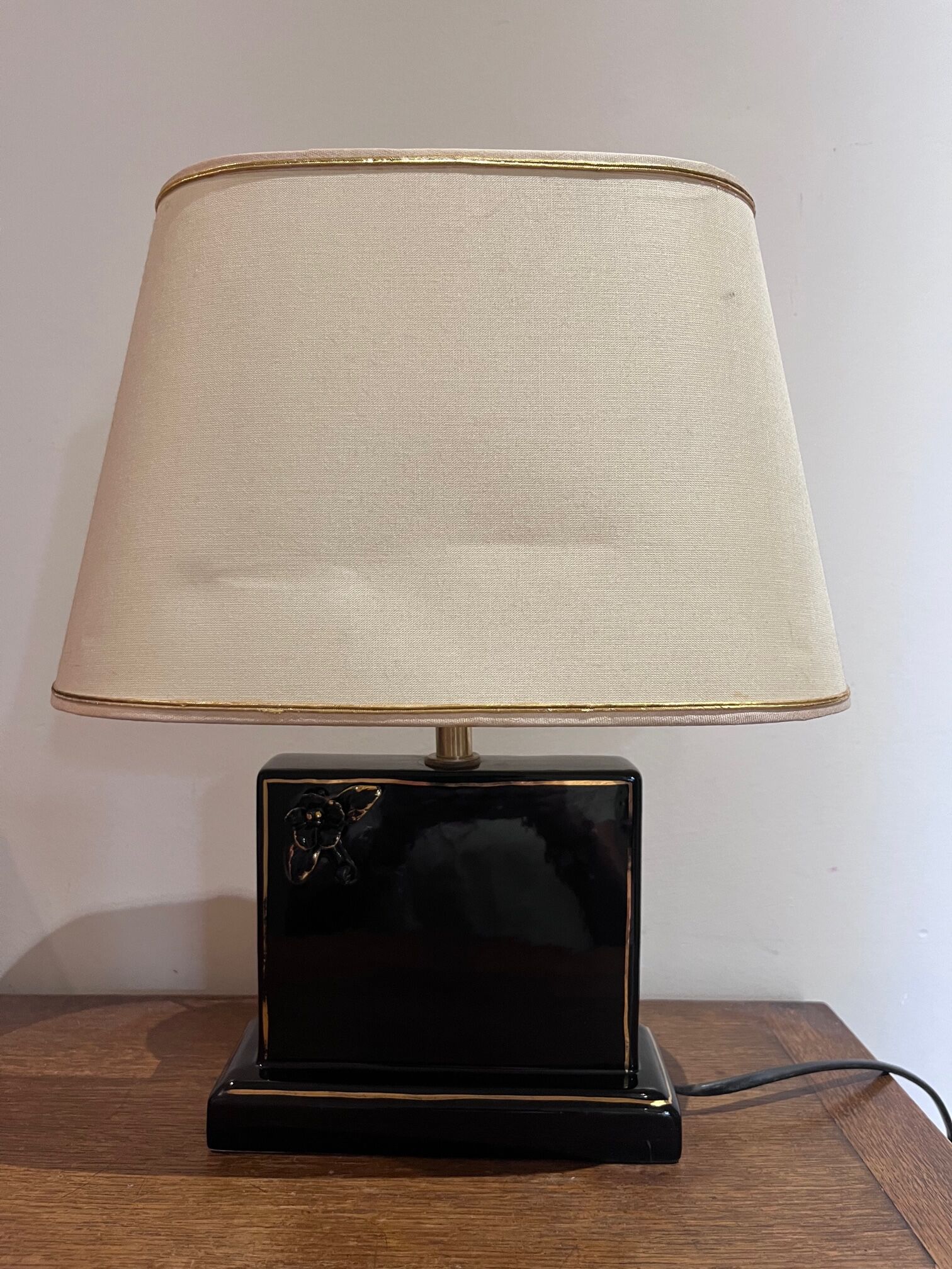 Ceramic lamp with rose decoration