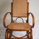 Rocking-chair en bois teinté et assise cannée