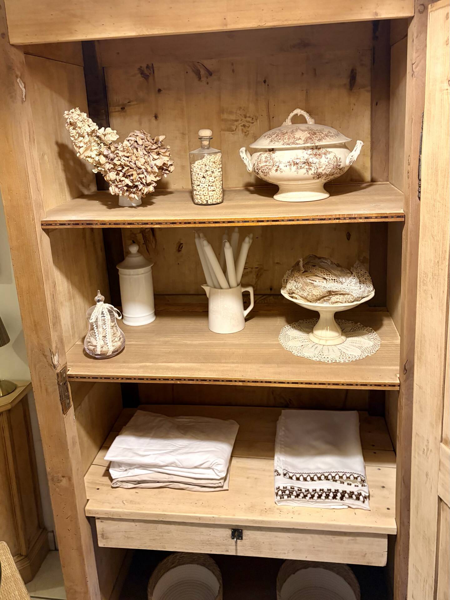 Raw wood bonnetière