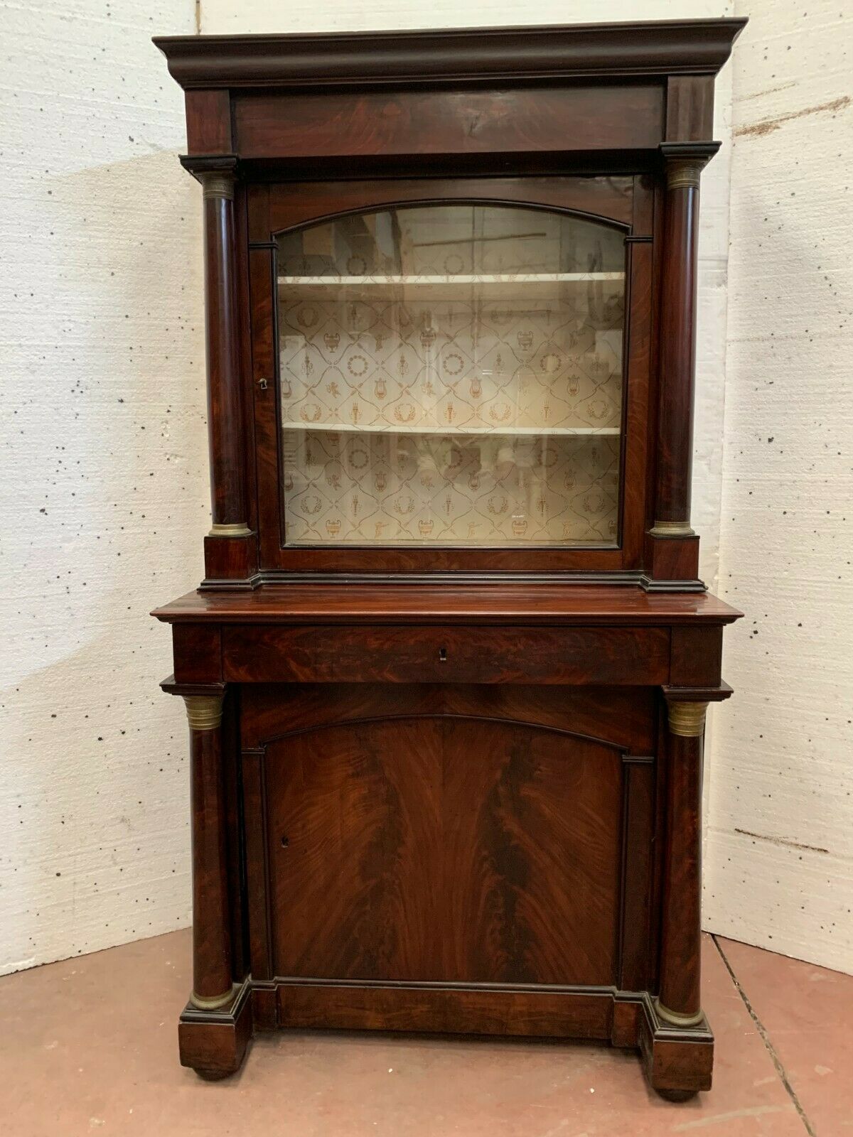 Vitrine Empire en acajou et placage d'acajou XIX siècle