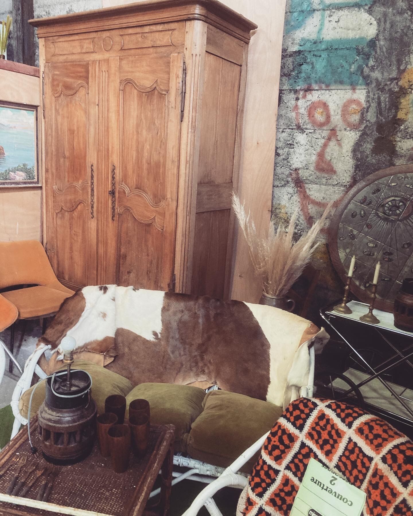 Wardrobe dressing of married 19 th raw aspect.