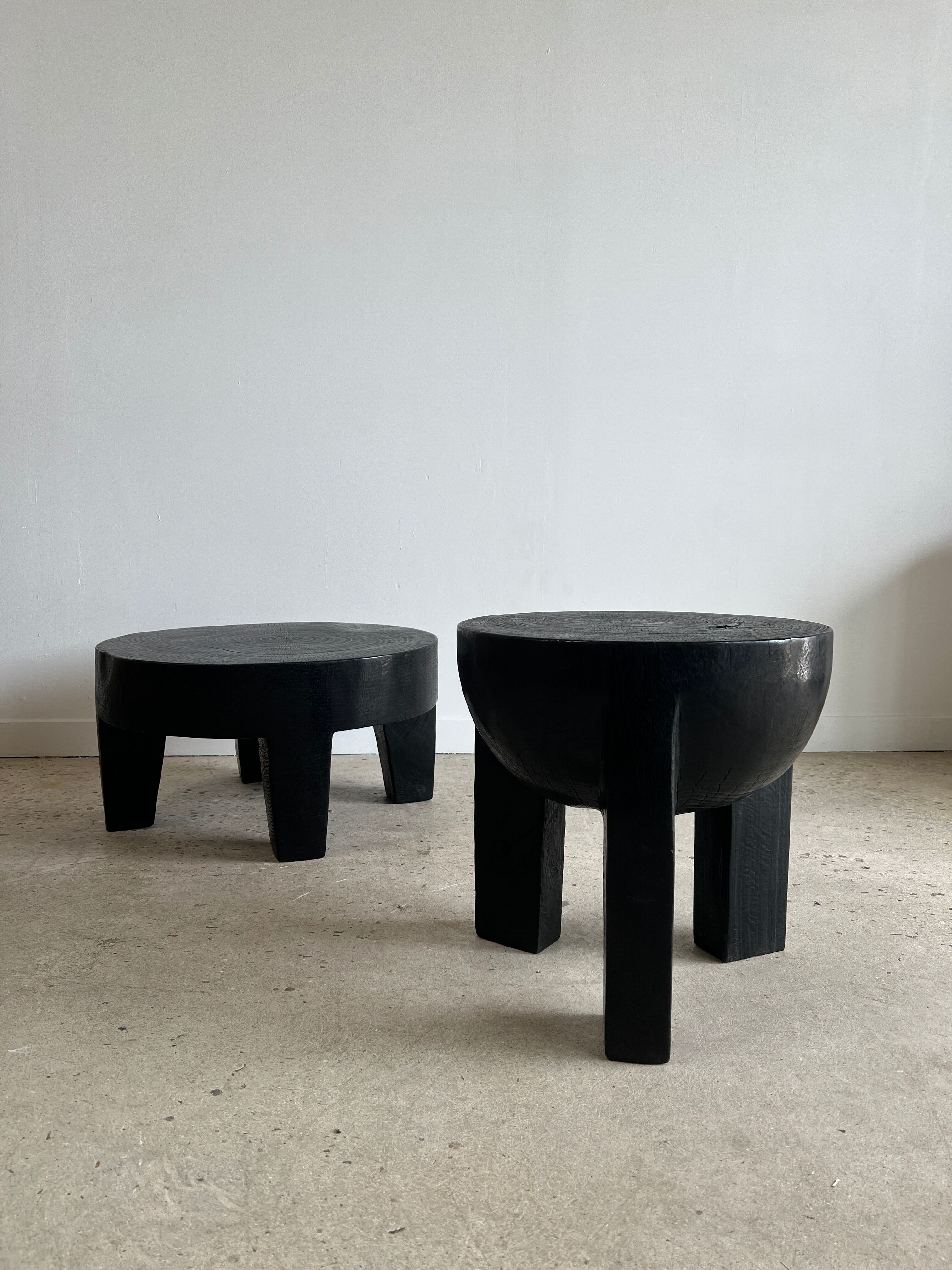 Black mango wood tripod side table with a semi-spherical top, height: 45 cm, diameter: 44 cm.
