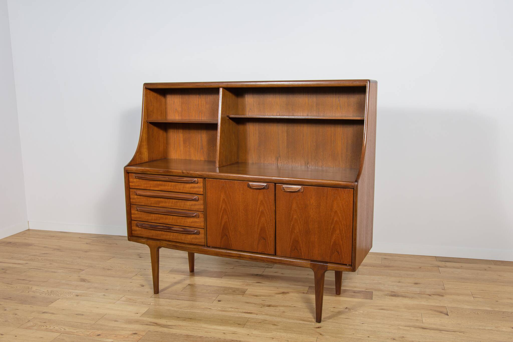 Buffet haut en teck des années 60 par John Herbert pour A. Younger Ltd.