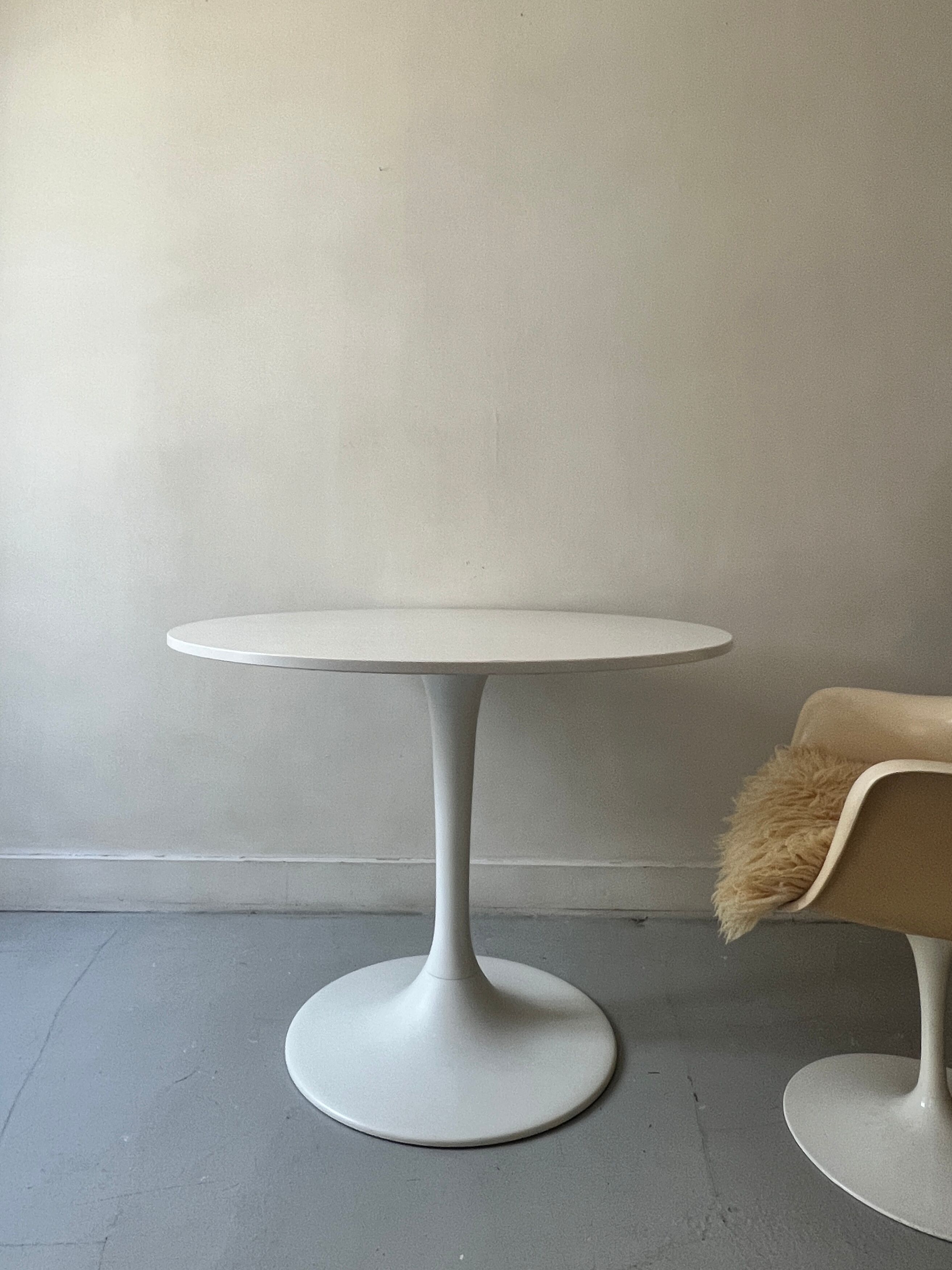 White tulip design round dining table