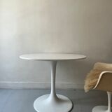 White tulip design round dining table