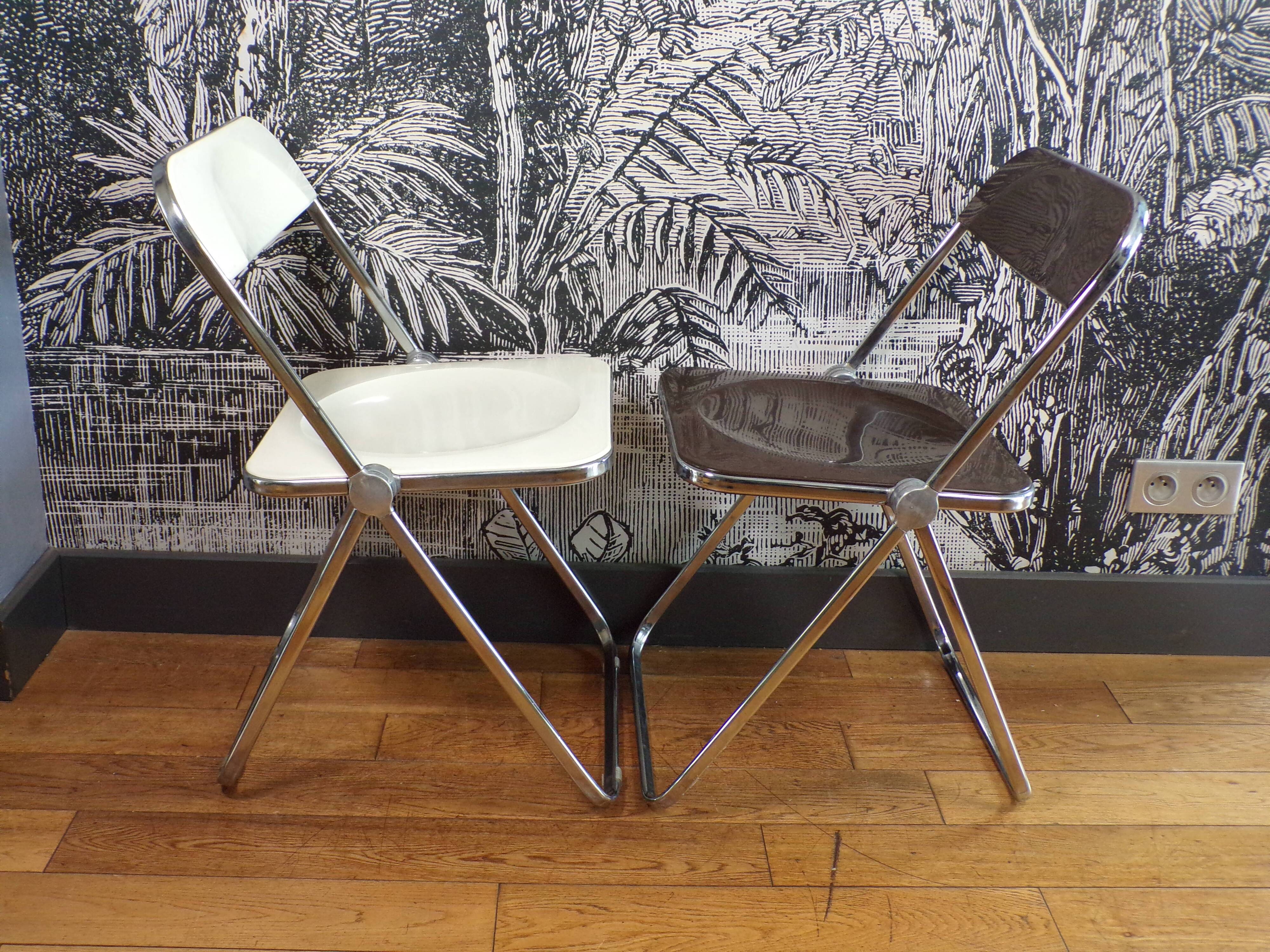 Duo of white and brown Piretti plia chairs