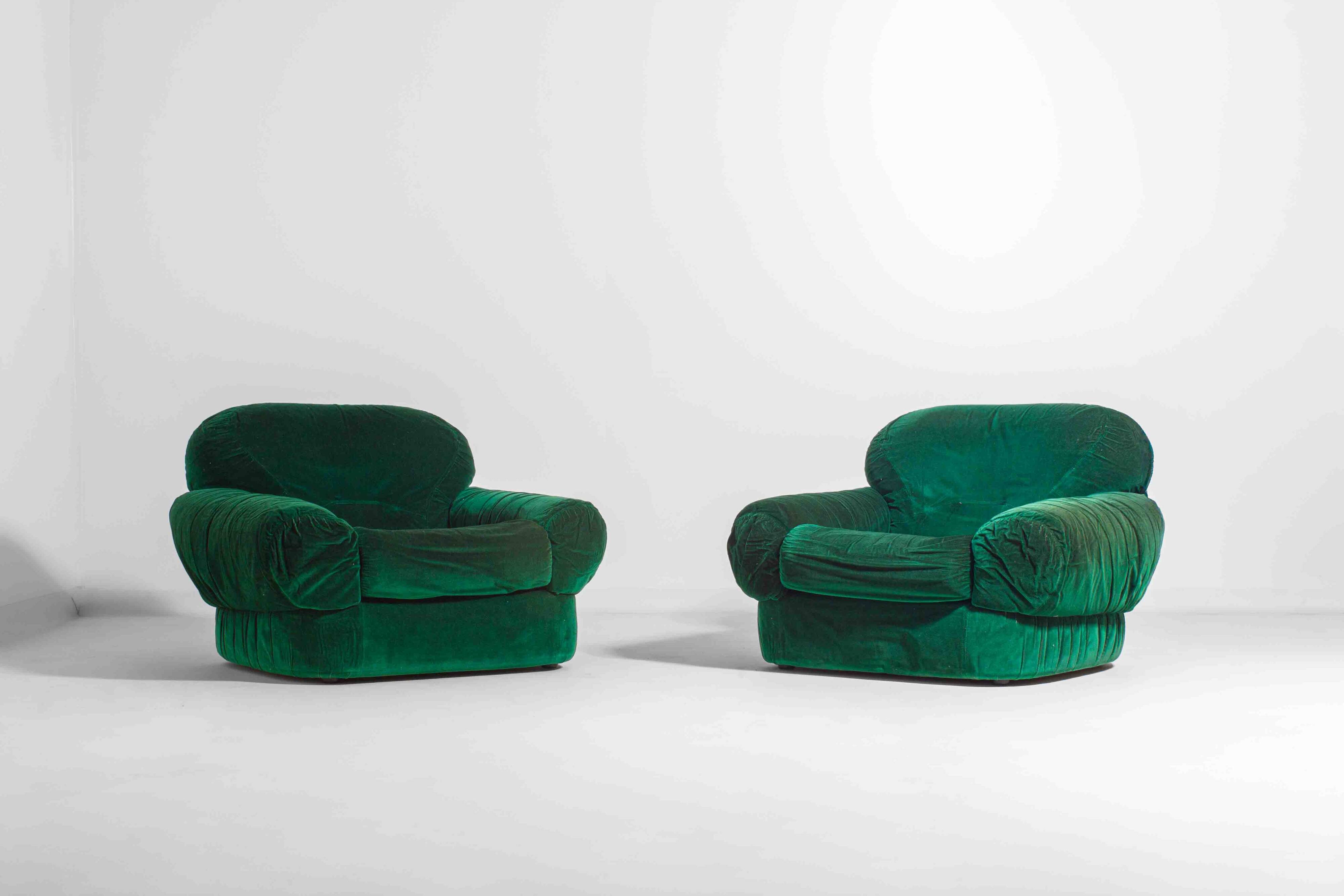 Paire de fauteuils de salon en velours vert, Italie, années 1970