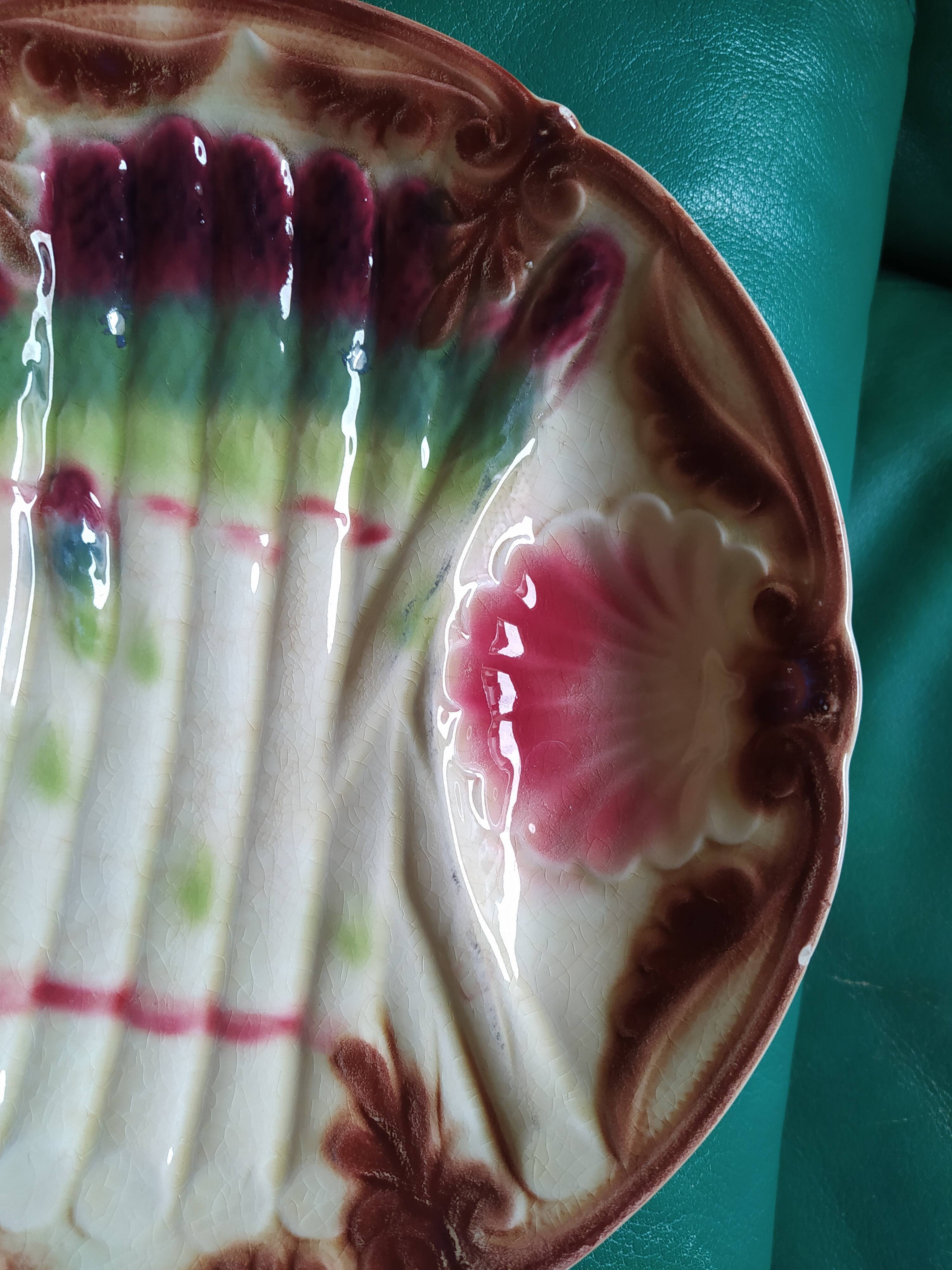 Old plate dabbling asparagus