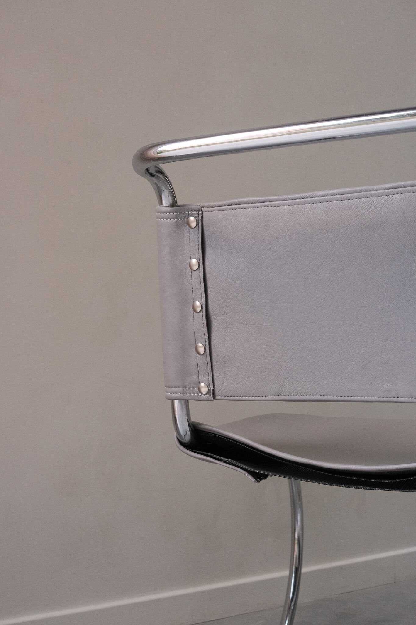 Fauteuil et table d'appoint (dans le style de Ludwig Mies van der Rohe et Eileen Gray)