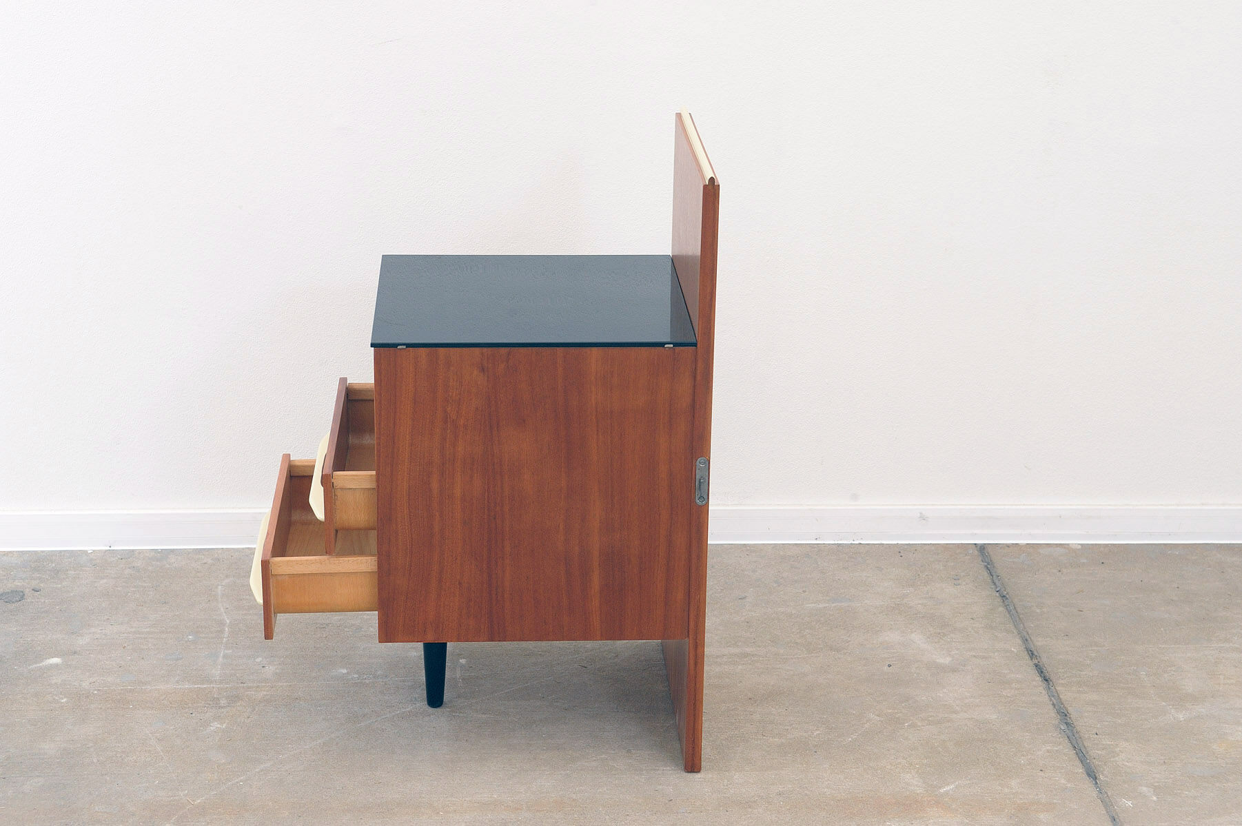 Table de chevet du milieu du siècle entièrement rénovée par Mojmír Požár, années 1960, Tchécoslovaquie