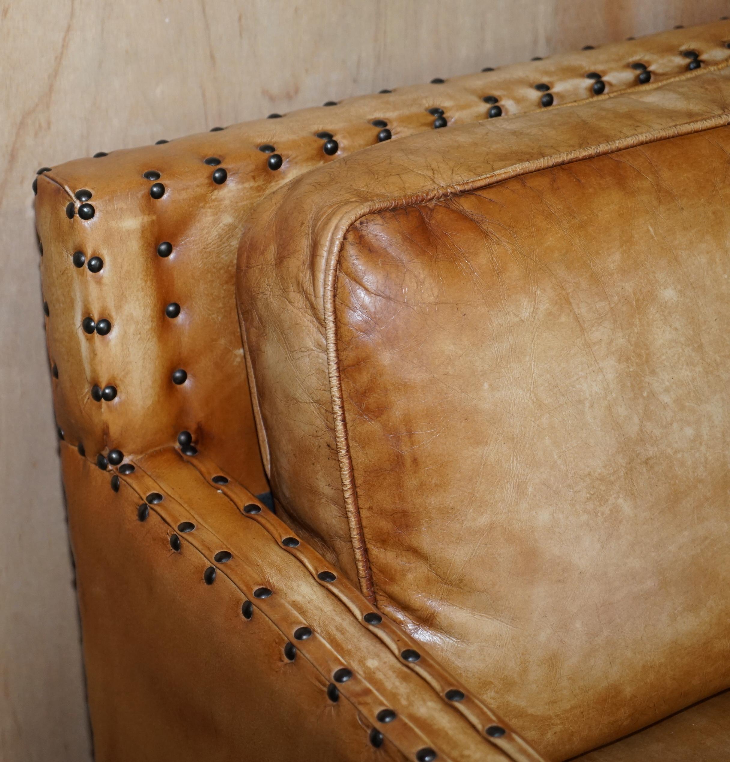 Three-seater leather canapé in Edwardian style with studs.