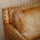 Three-seater leather canapé in Edwardian style with studs.