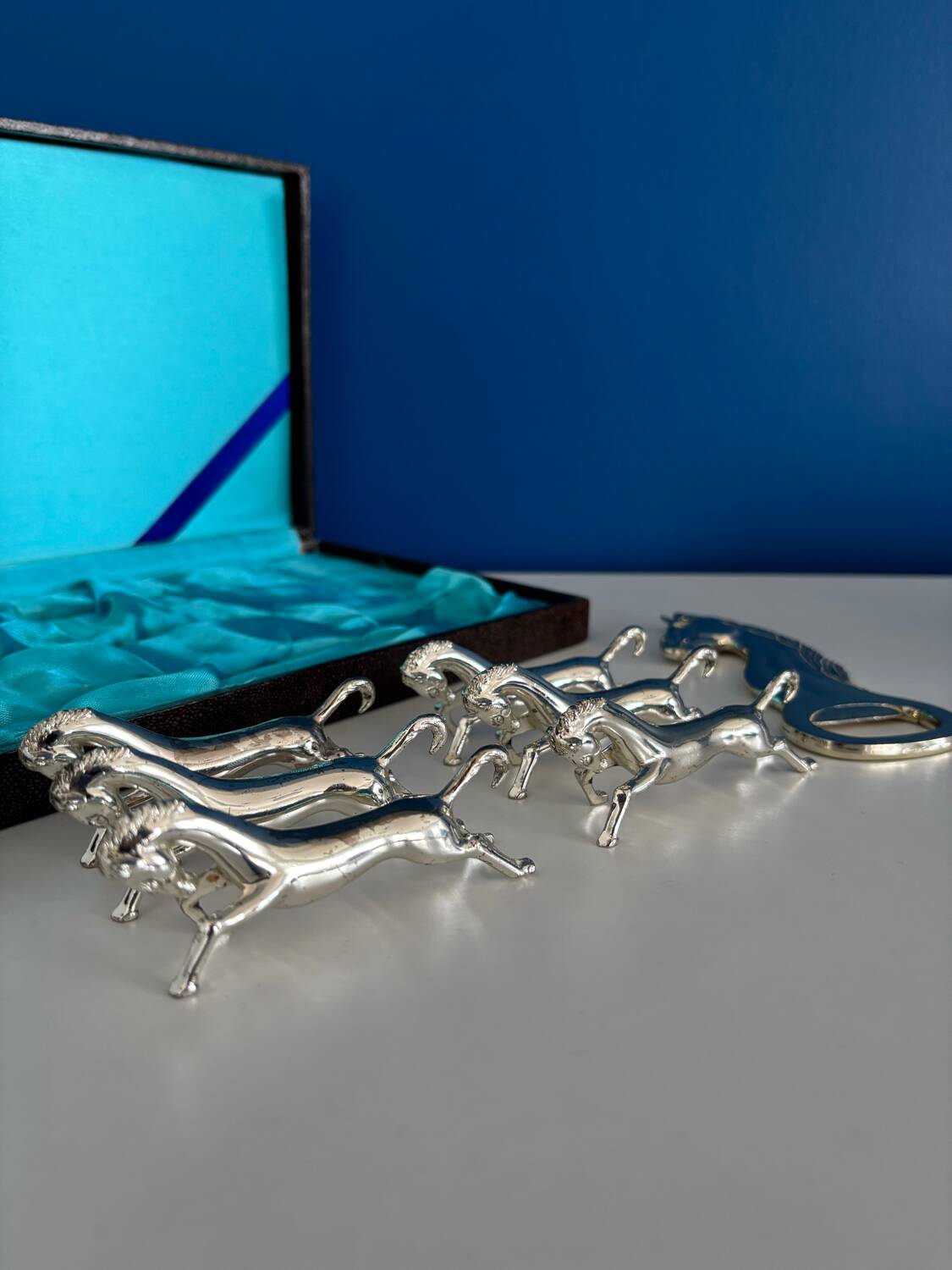 Set of 6 vintage silver metal knife holders and bottle opener, chev design