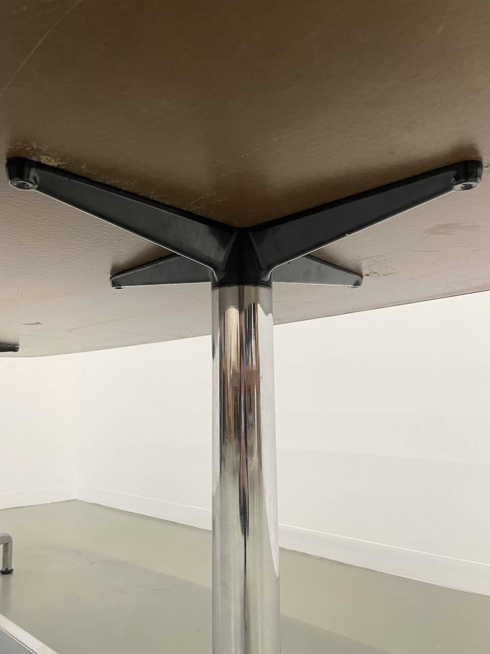 Giancarlo Piretti conference table