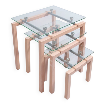 Trois tables gigognes des années 90 en métal peint et verre trempé