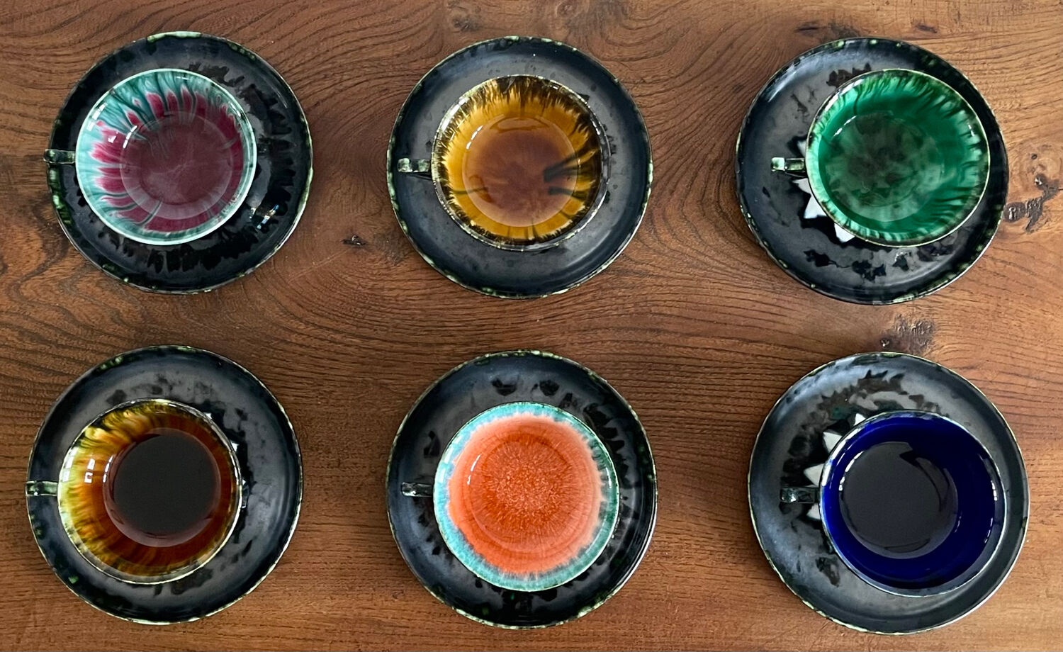 6 tasses en faïence de Quimper.