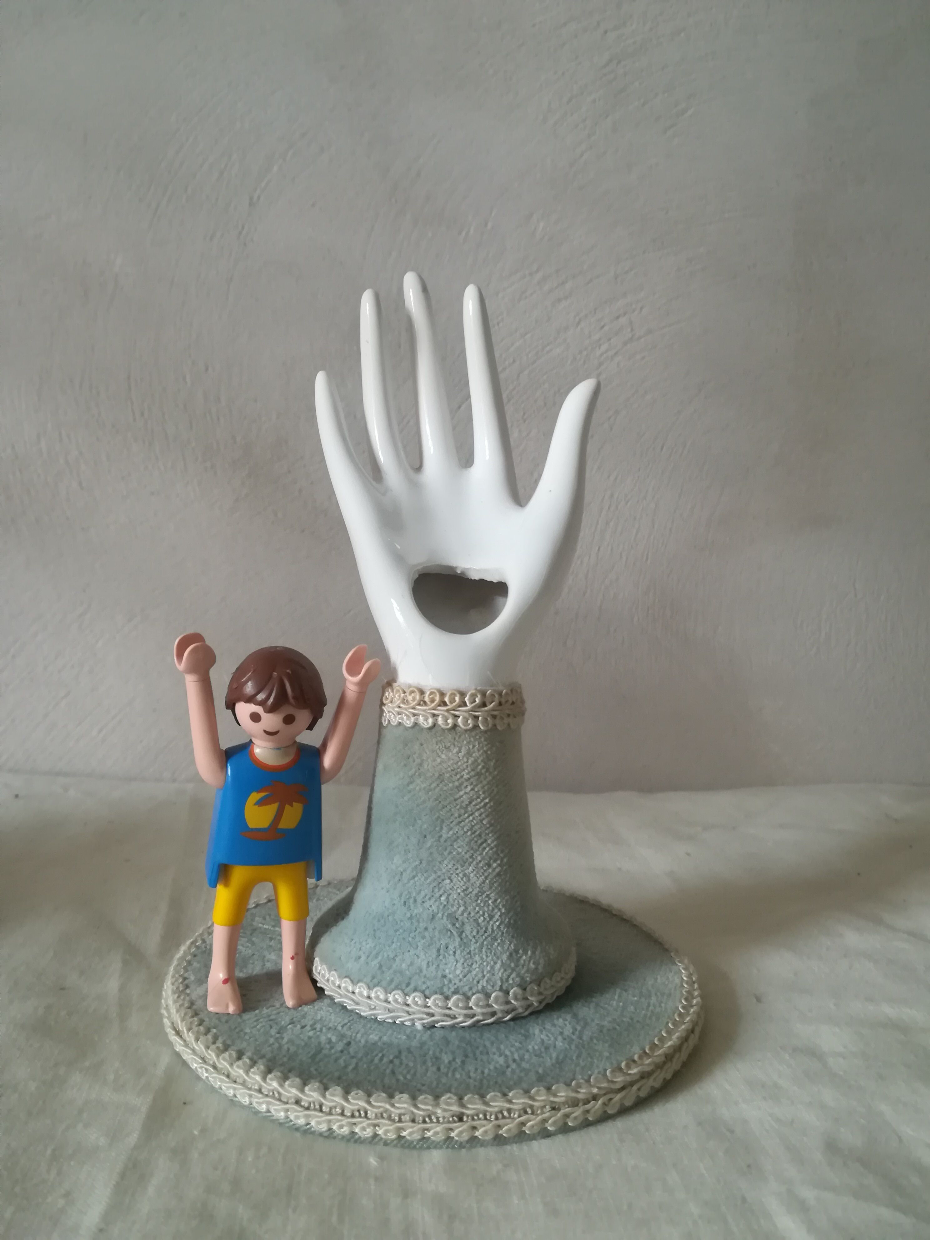 Baguier soliflore hand on pedestal