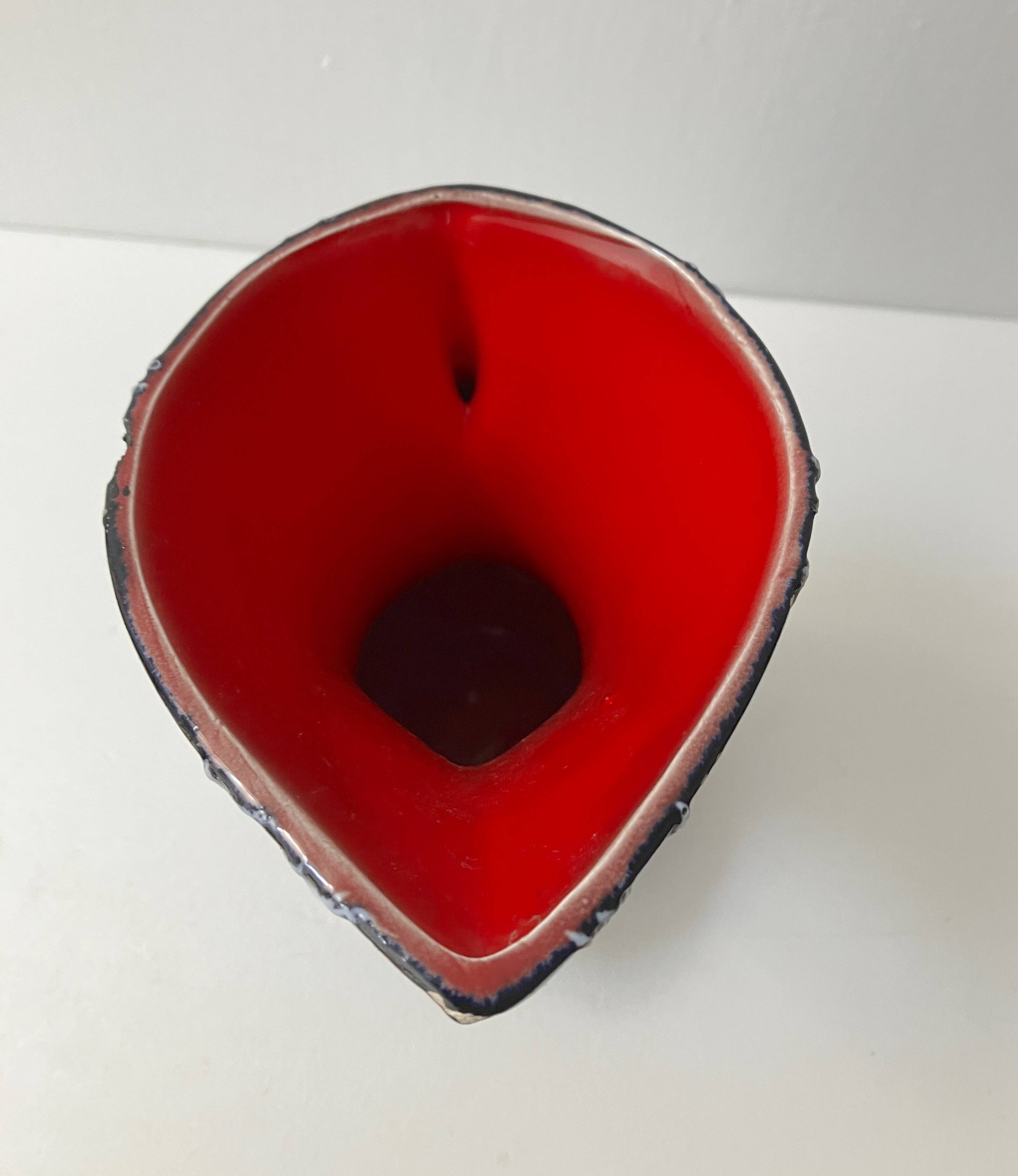 Vase spaghetti forme libre en céramique rouge et noir, Vallauris années 50
