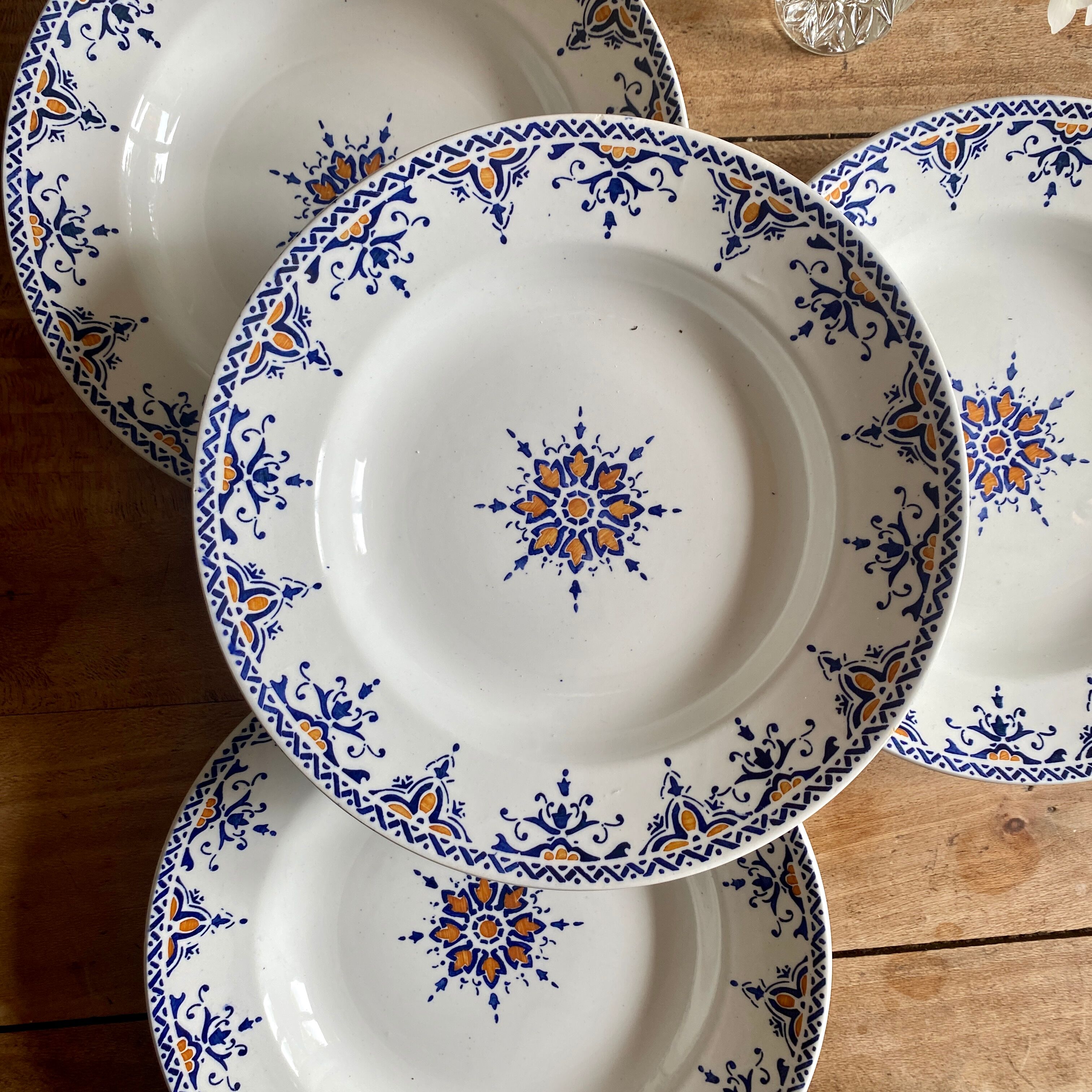 Lot de 4 assiettes creuses anciennes en terre de fer, modèle Cluny de Moulin des Loups