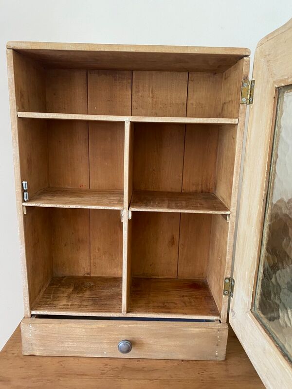 Armoire à pharmacie