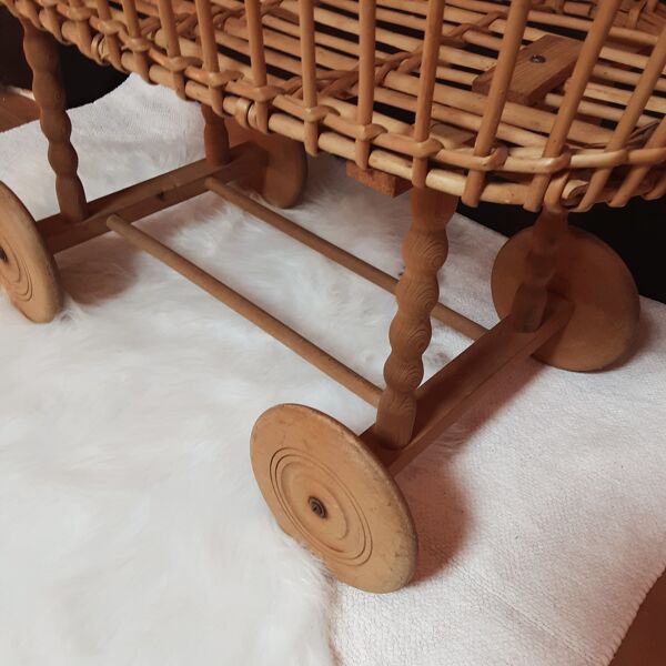 Couffin rotin sur pieds vintage