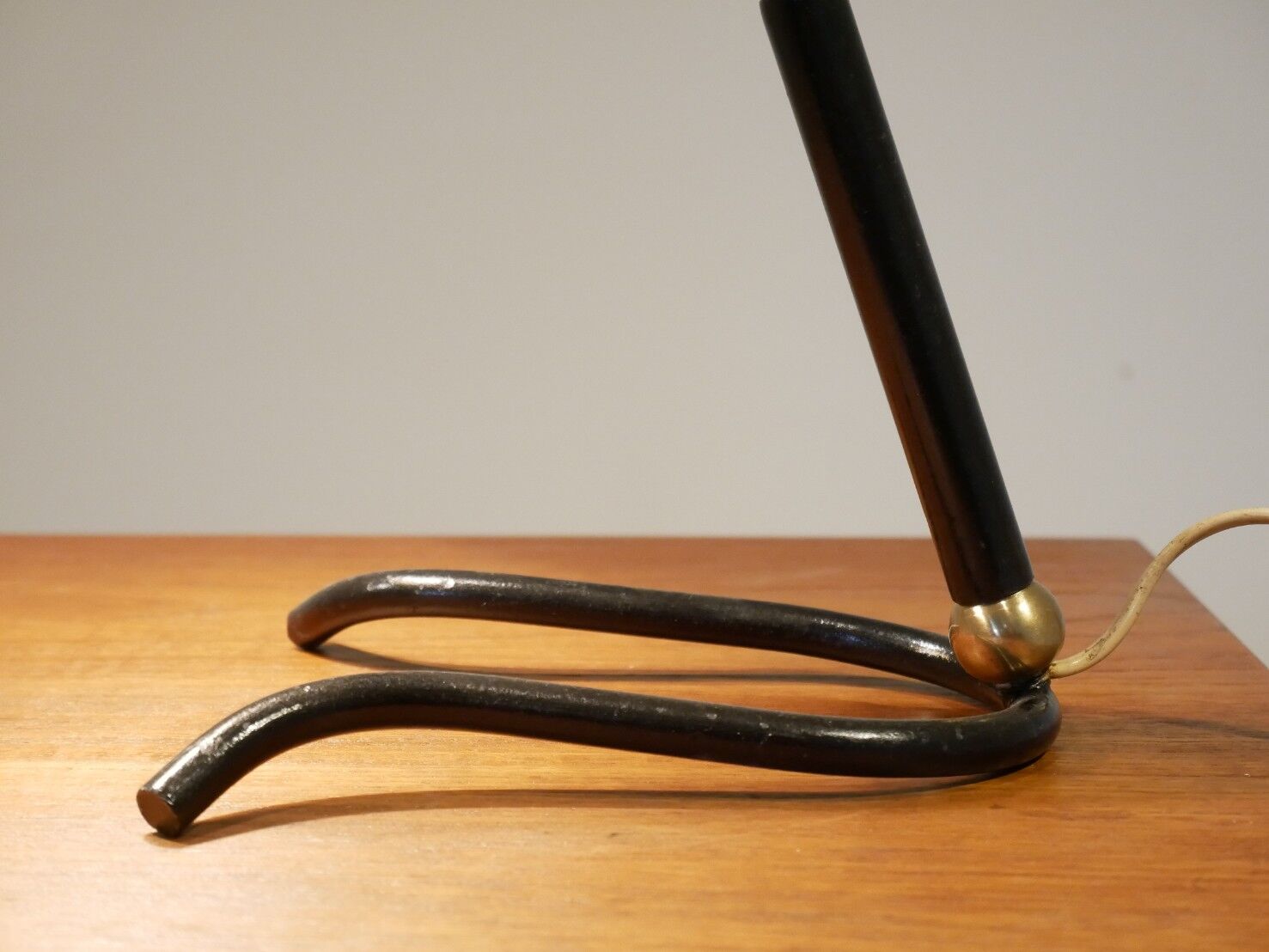 Table lamp in cream painted metal & brass, 1950