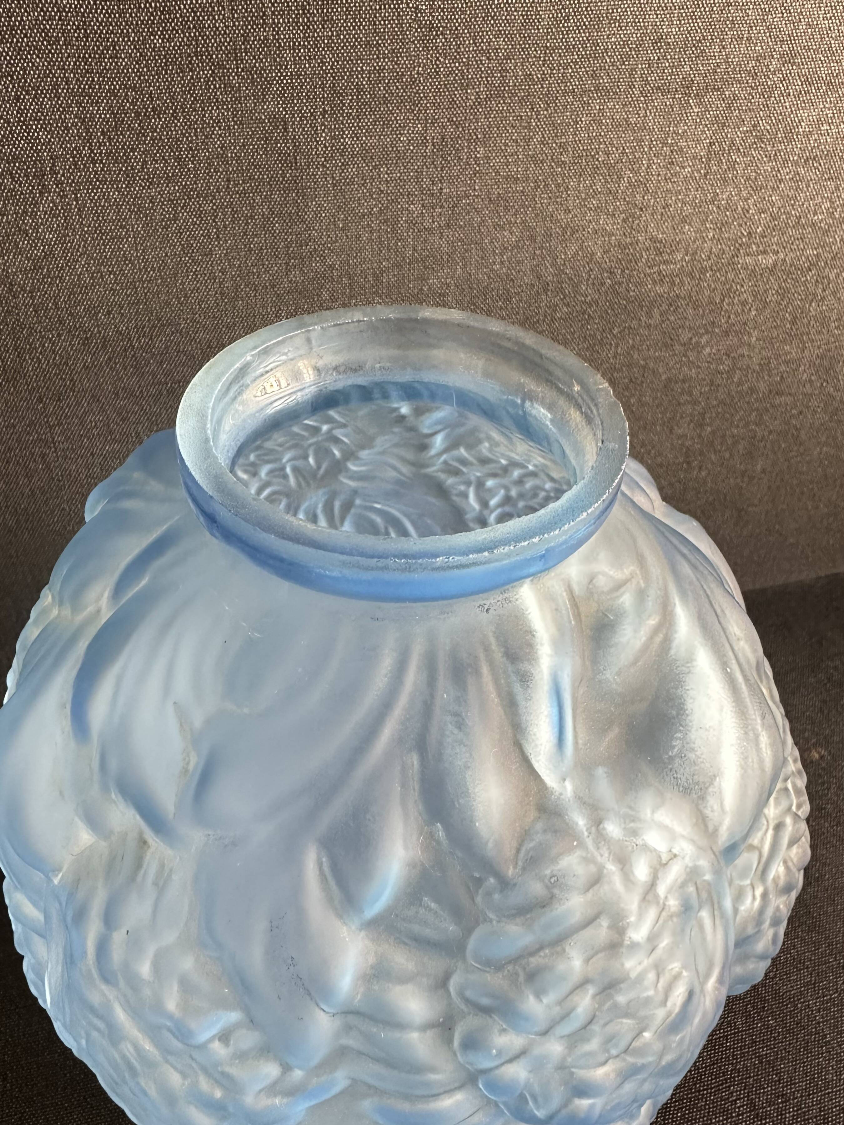Large Art Deco round vase in frosted blue glass - 1930