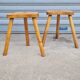 Paire de tabourets tripodes en bois massif
