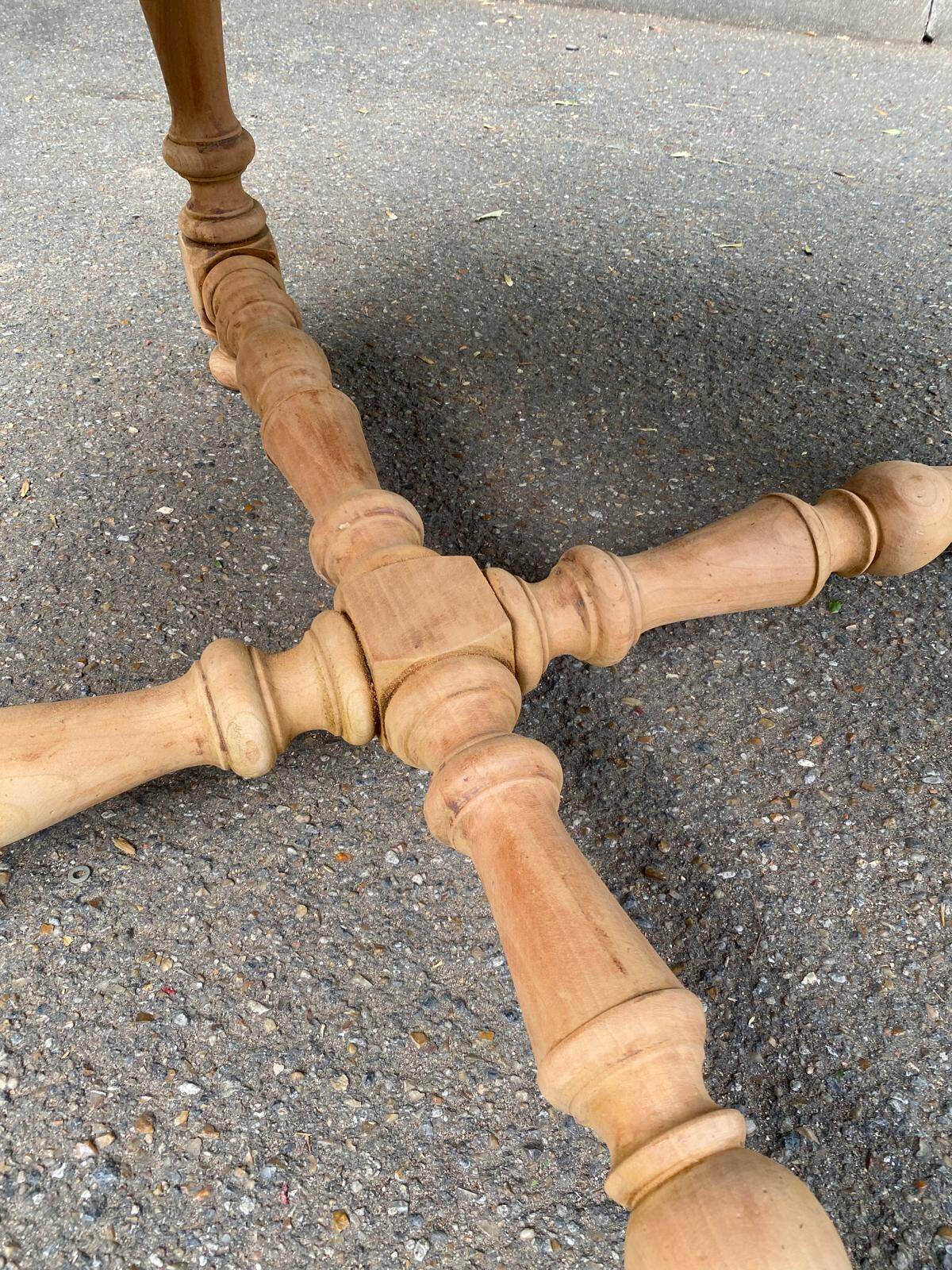 Round extendable farmhouse dining table, stripped, Louis XIII style from the 1960s.