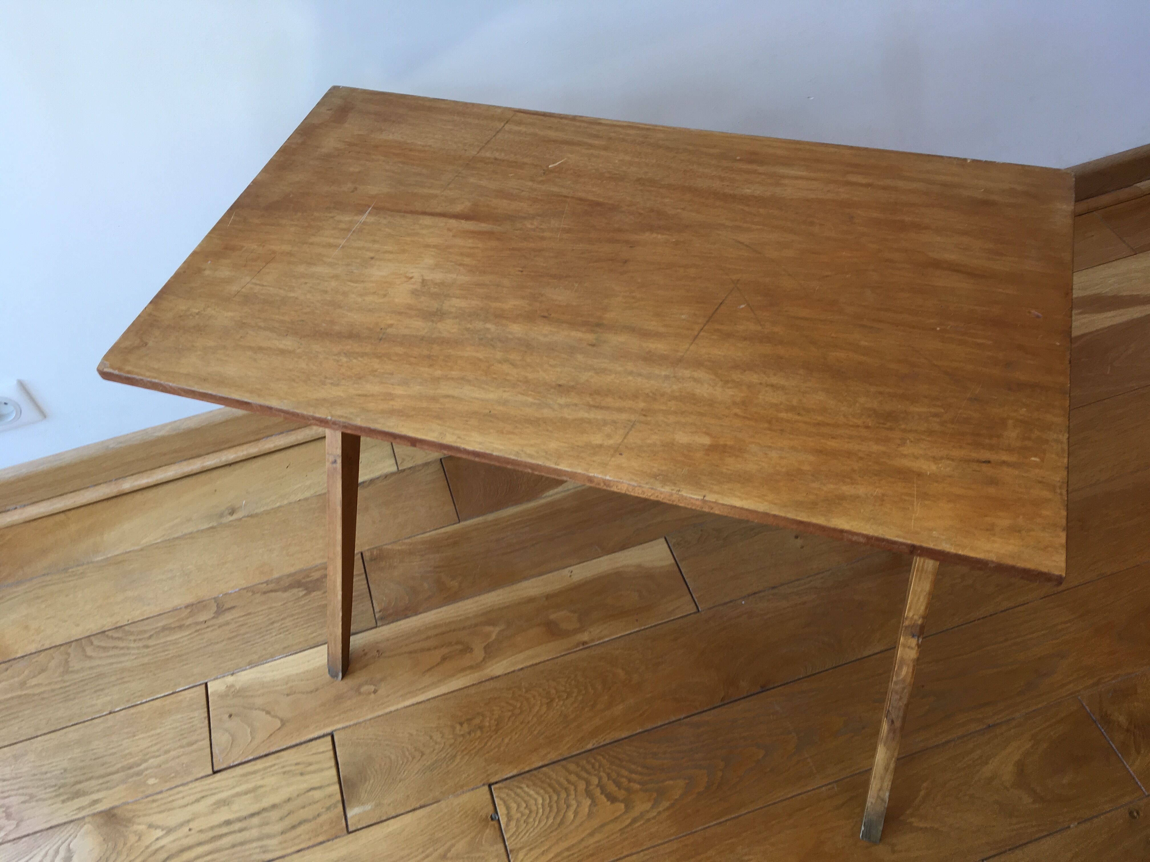 Bureau enfant pieds compas