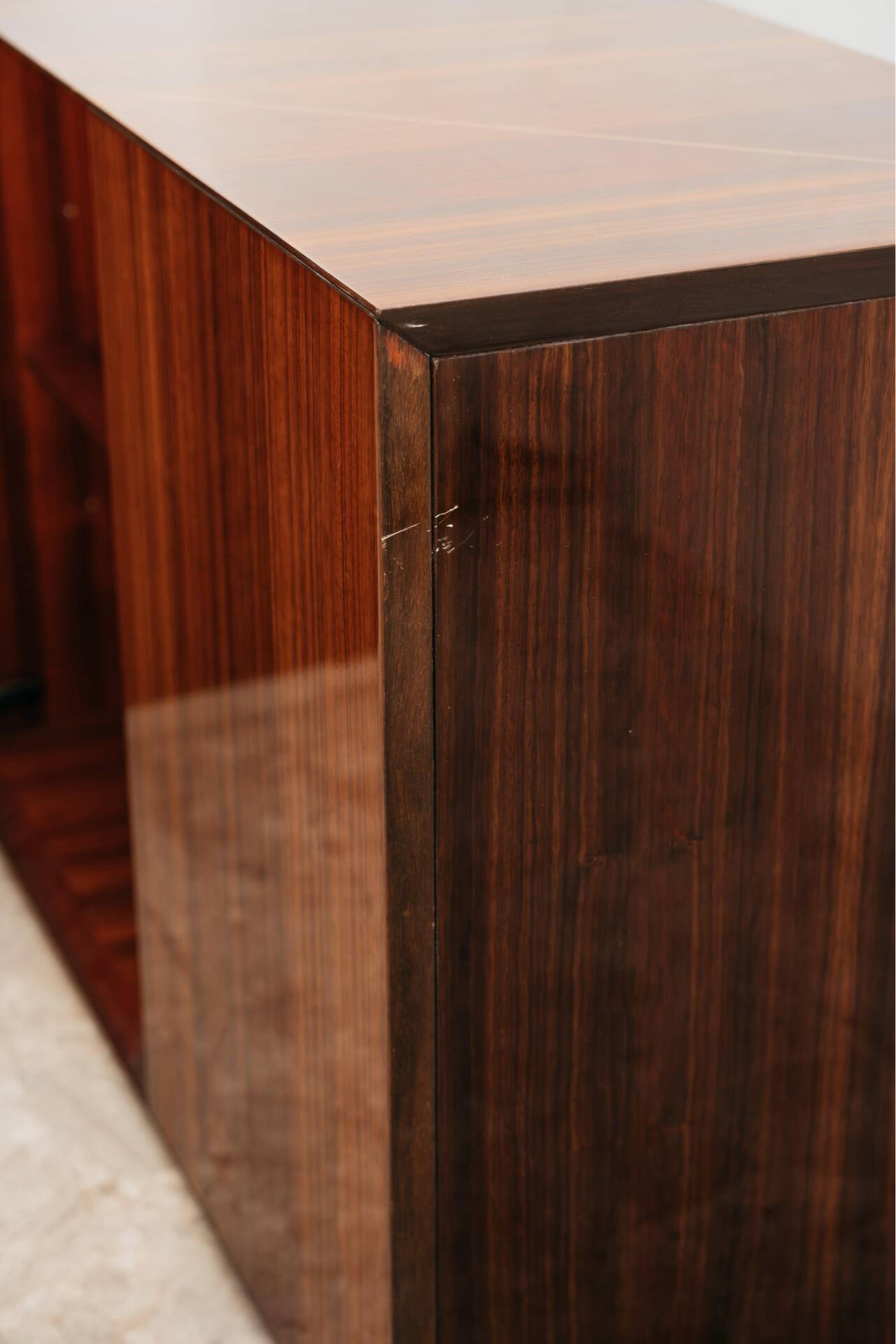 Enfilade en palissandre monumental en bois zèbre laqué de style mid-century.