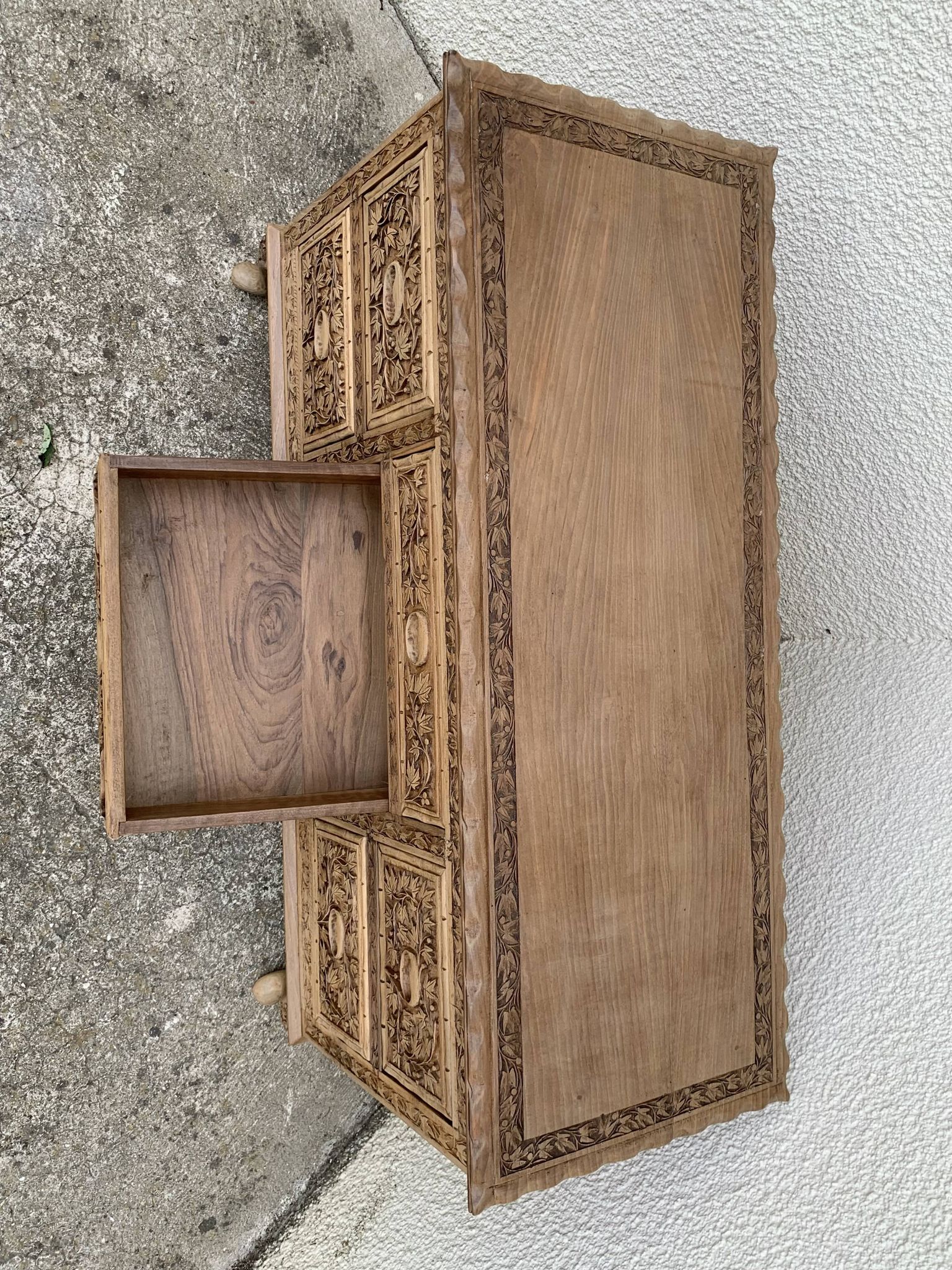 Commode vintage basse Padouk Massif sculpté 1950