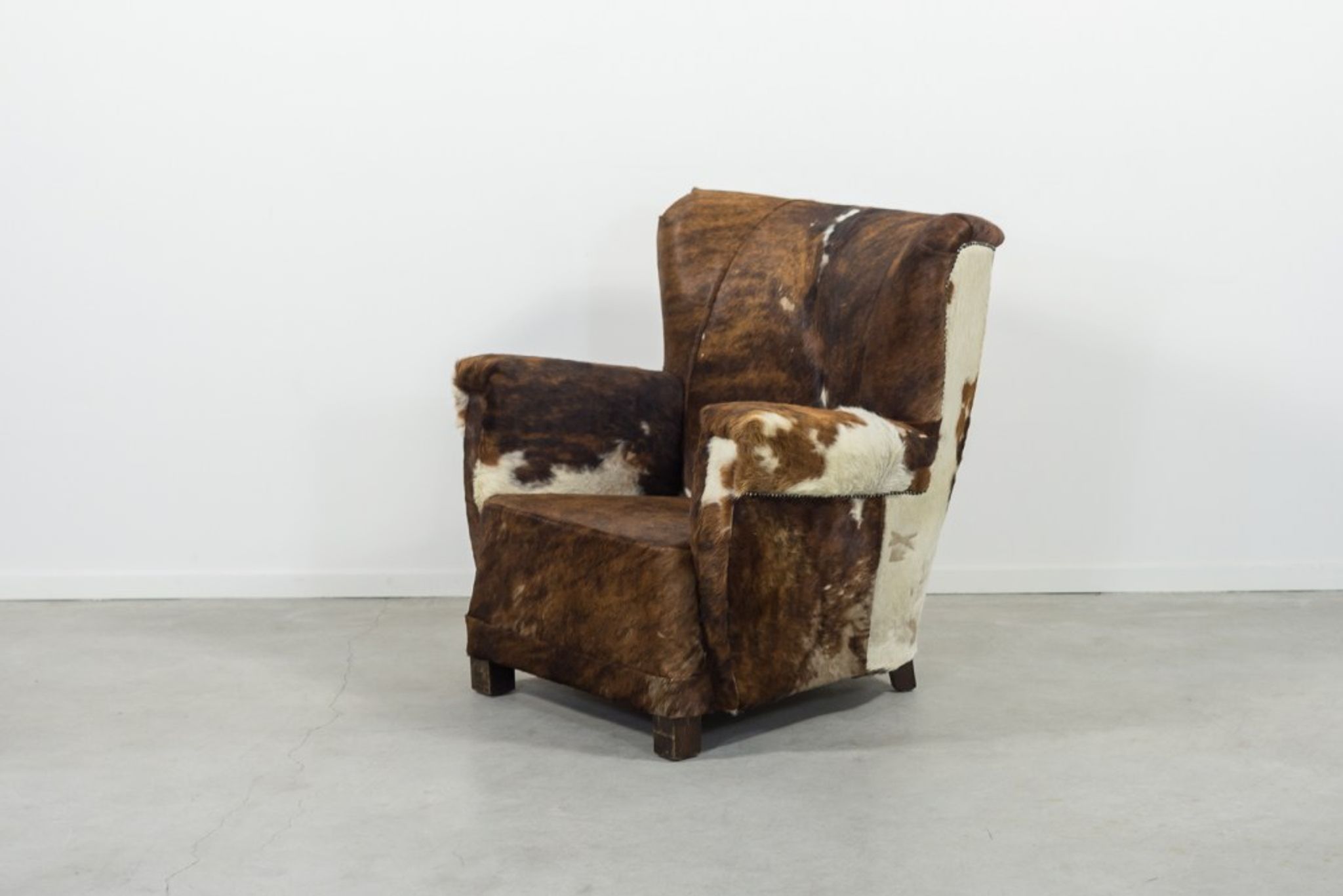 Fauteuil art déco en peau de vache