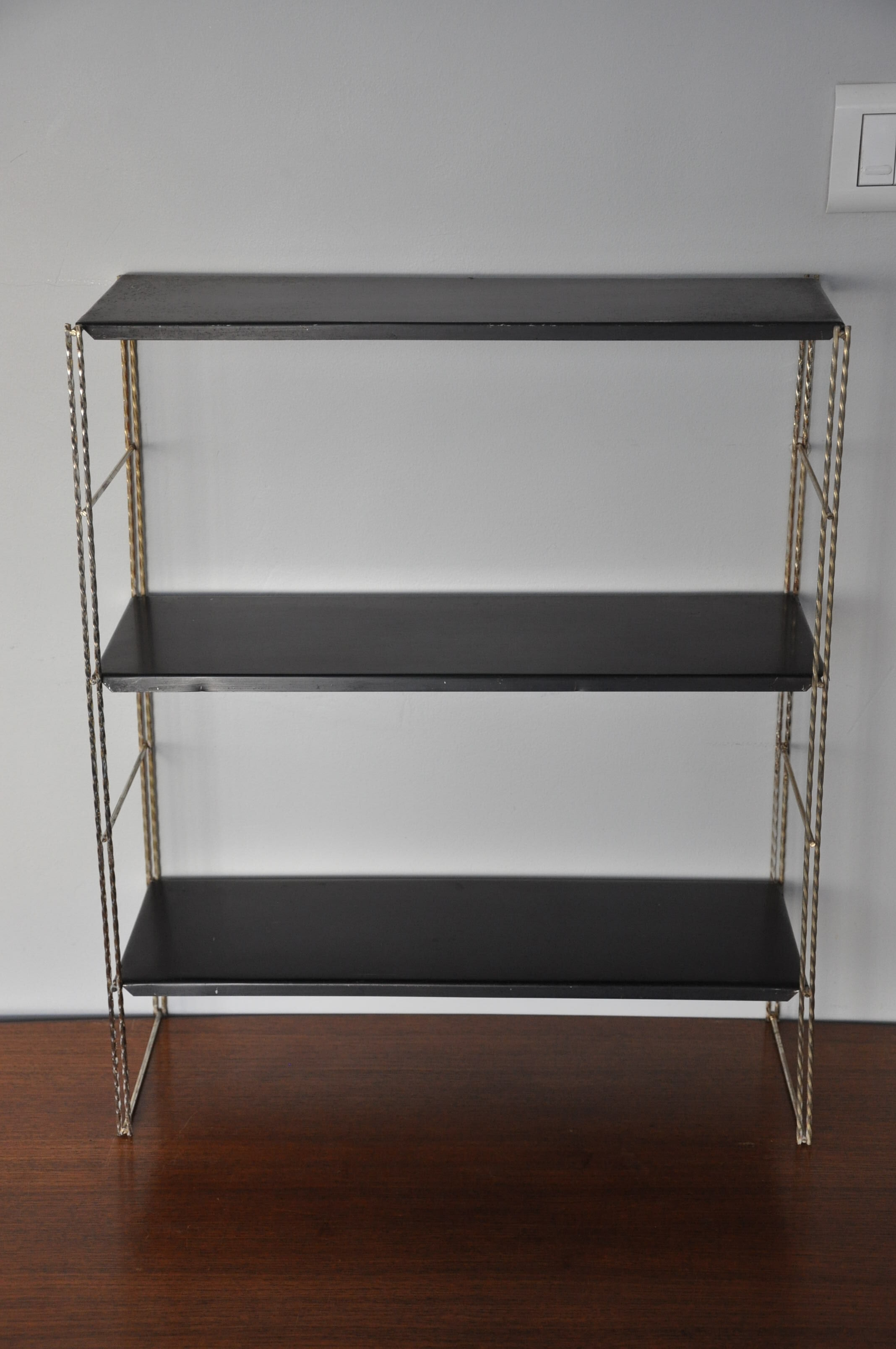 Metal string shelf