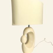 Lampe de table en céramique crème d'inspiration mid-century, avec abat-jour