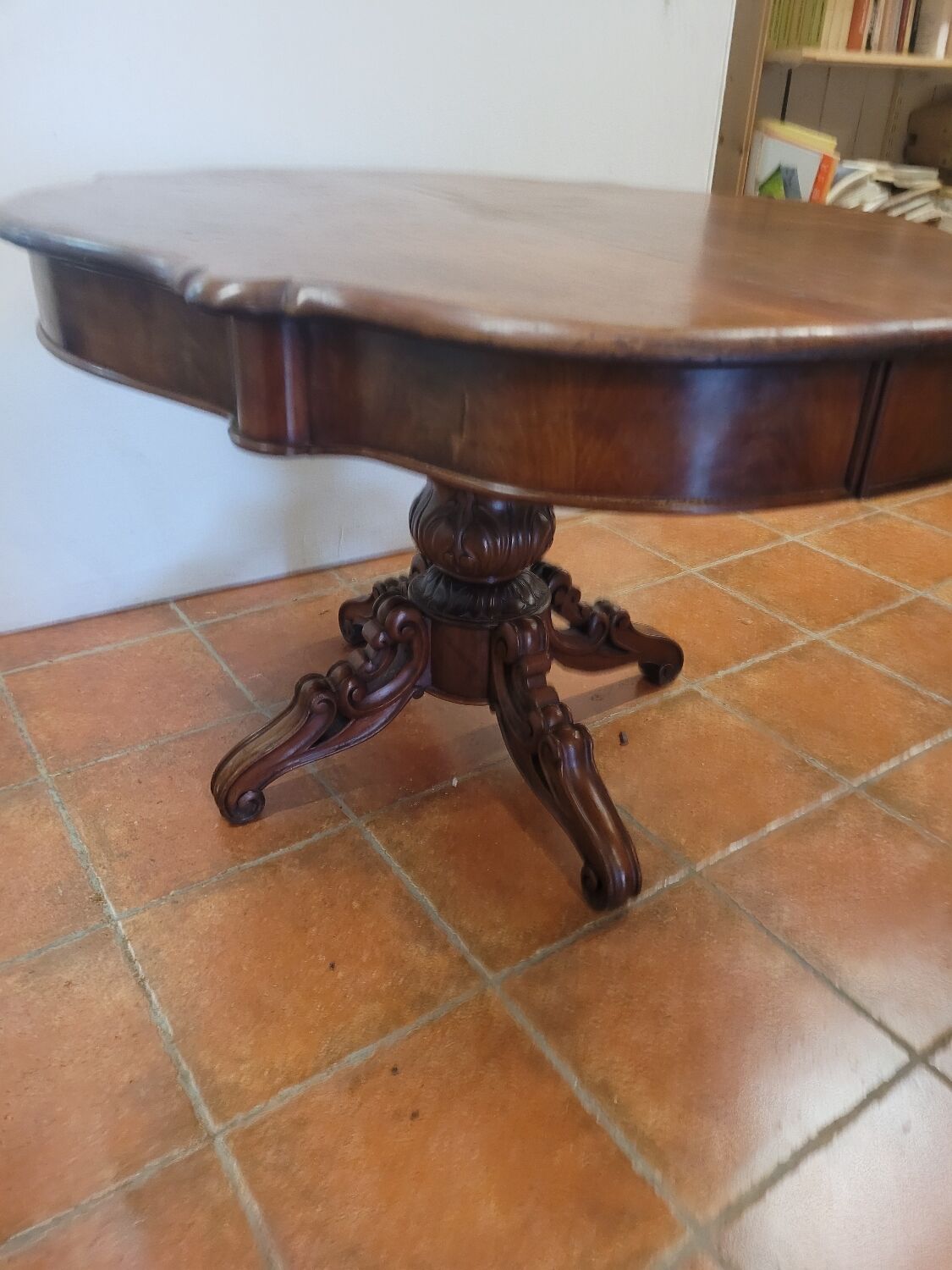 Mahogany gueridon with 1 extension cord