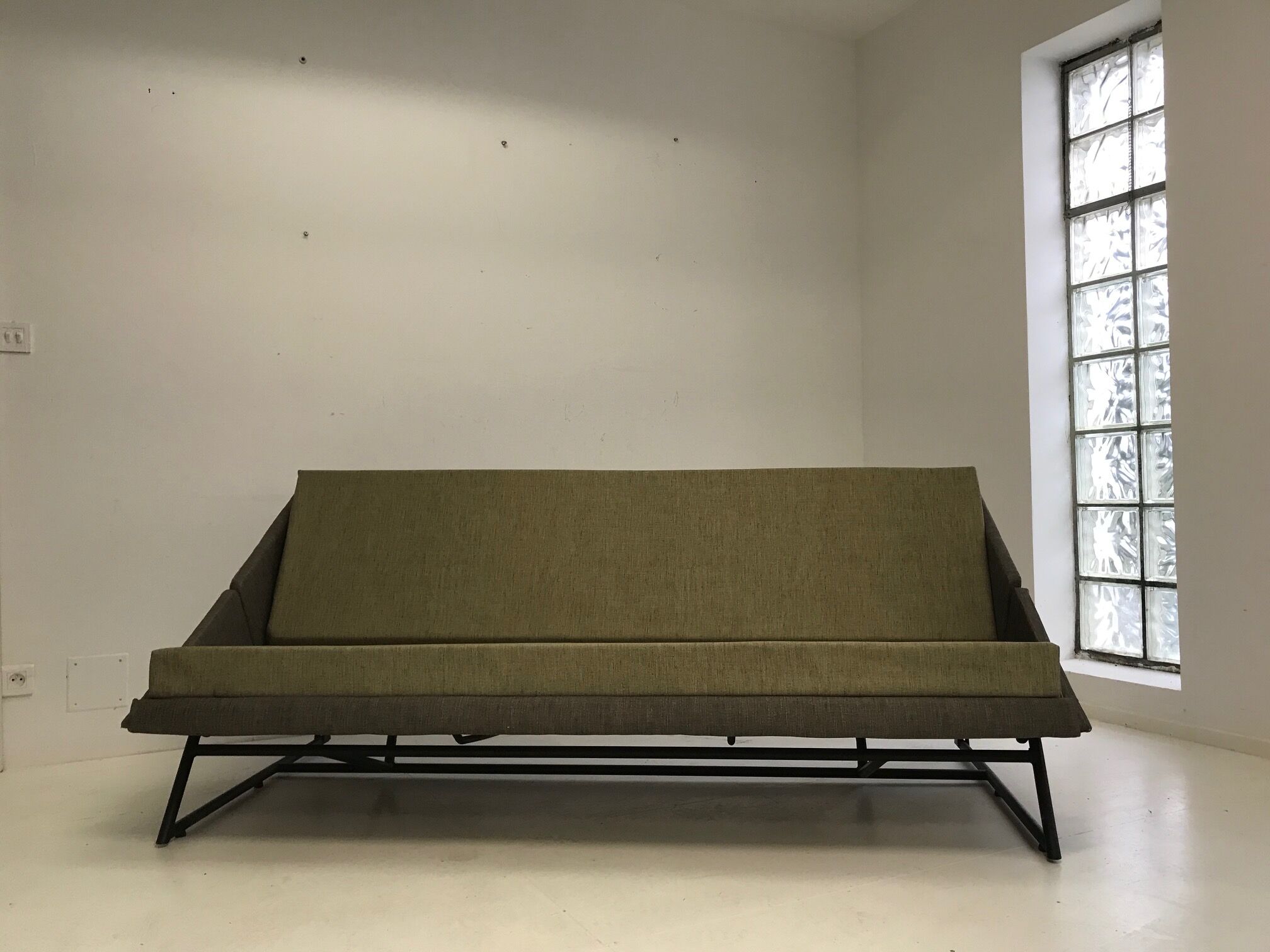 Louis Paolozzi's convertible sofa for ZOL, 1950