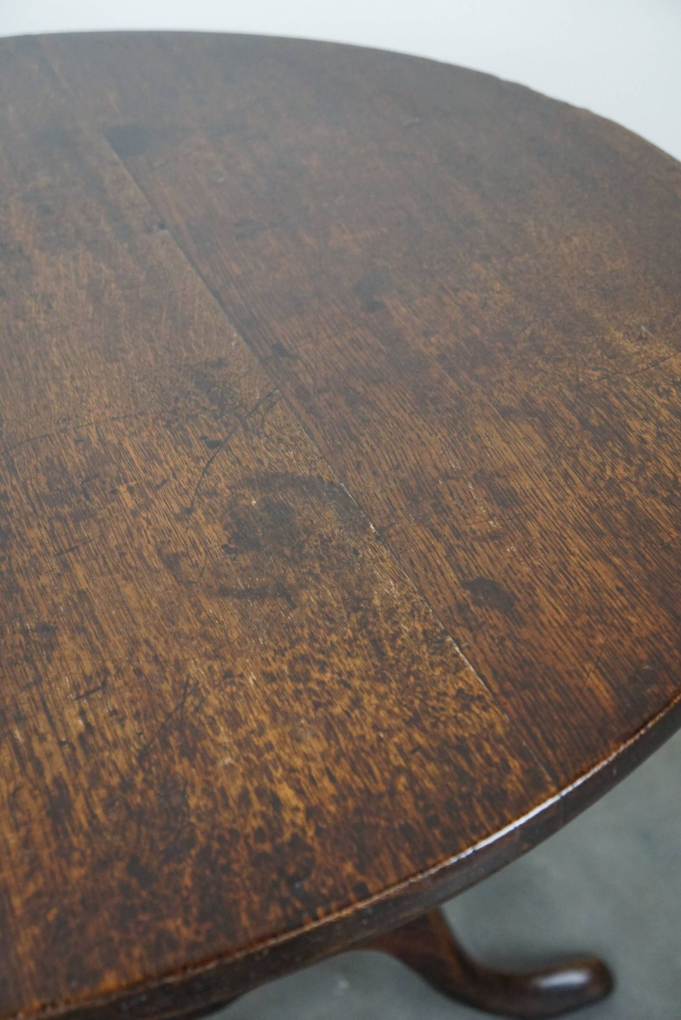 Round antique English oak tilt-top table with wonderful colors