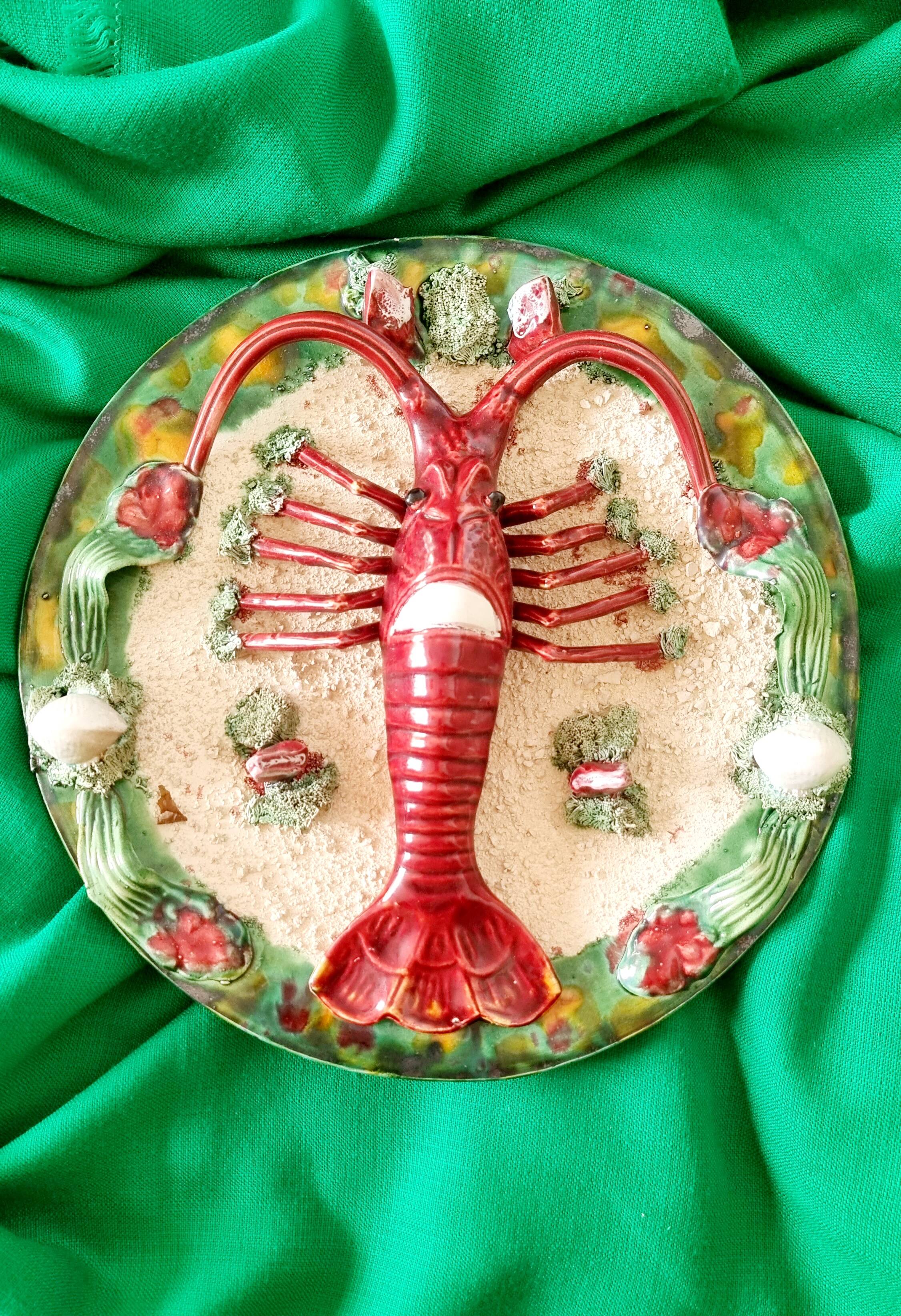 Assiette ancienne spectaculaire en céramique barbotine, ornée d'un homard