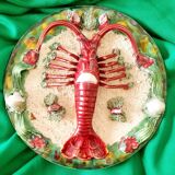 Assiette ancienne spectaculaire en céramique barbotine, ornée d'un homard
