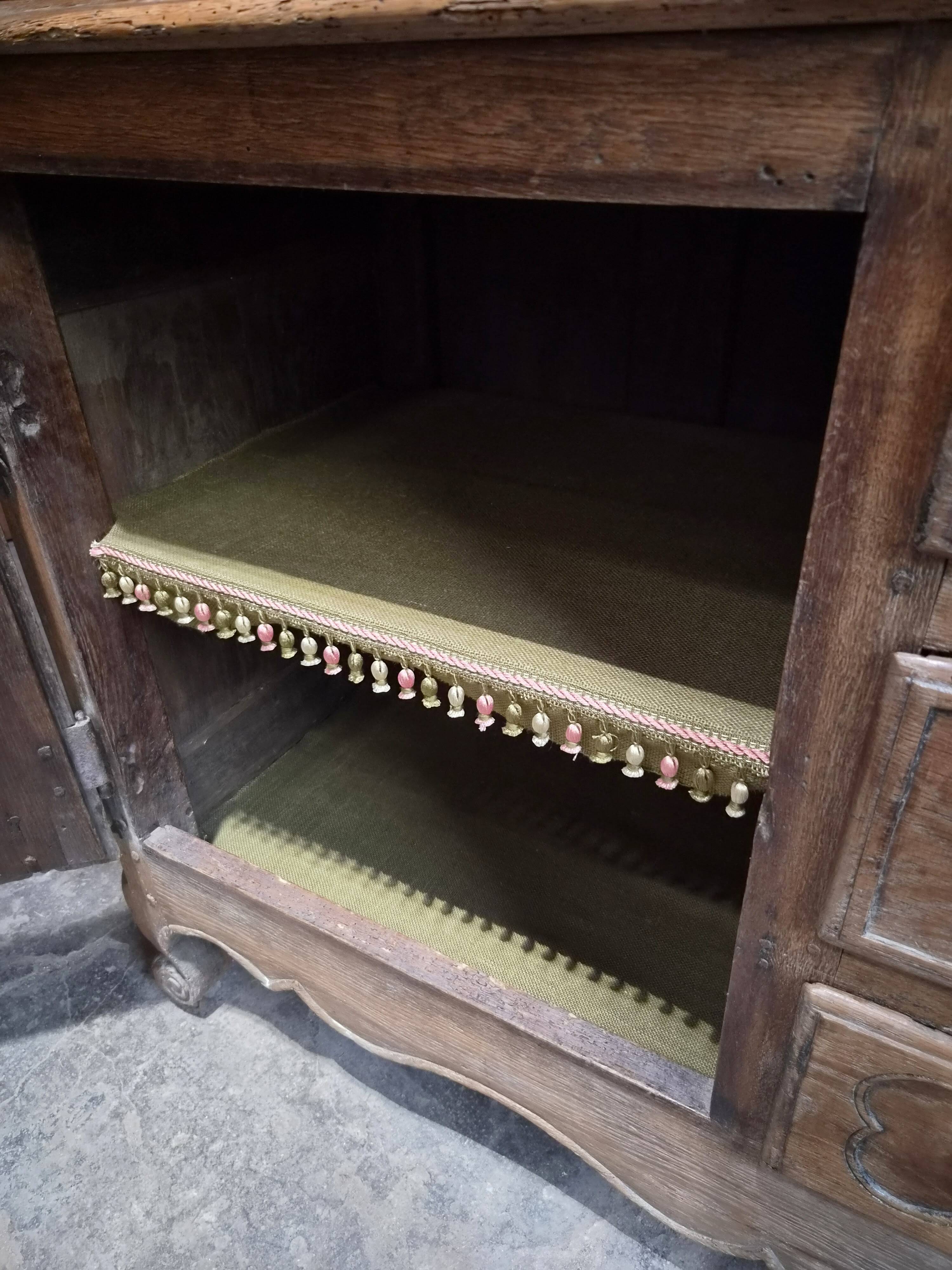 Grand oak buffet from the 18th century, Auvergne