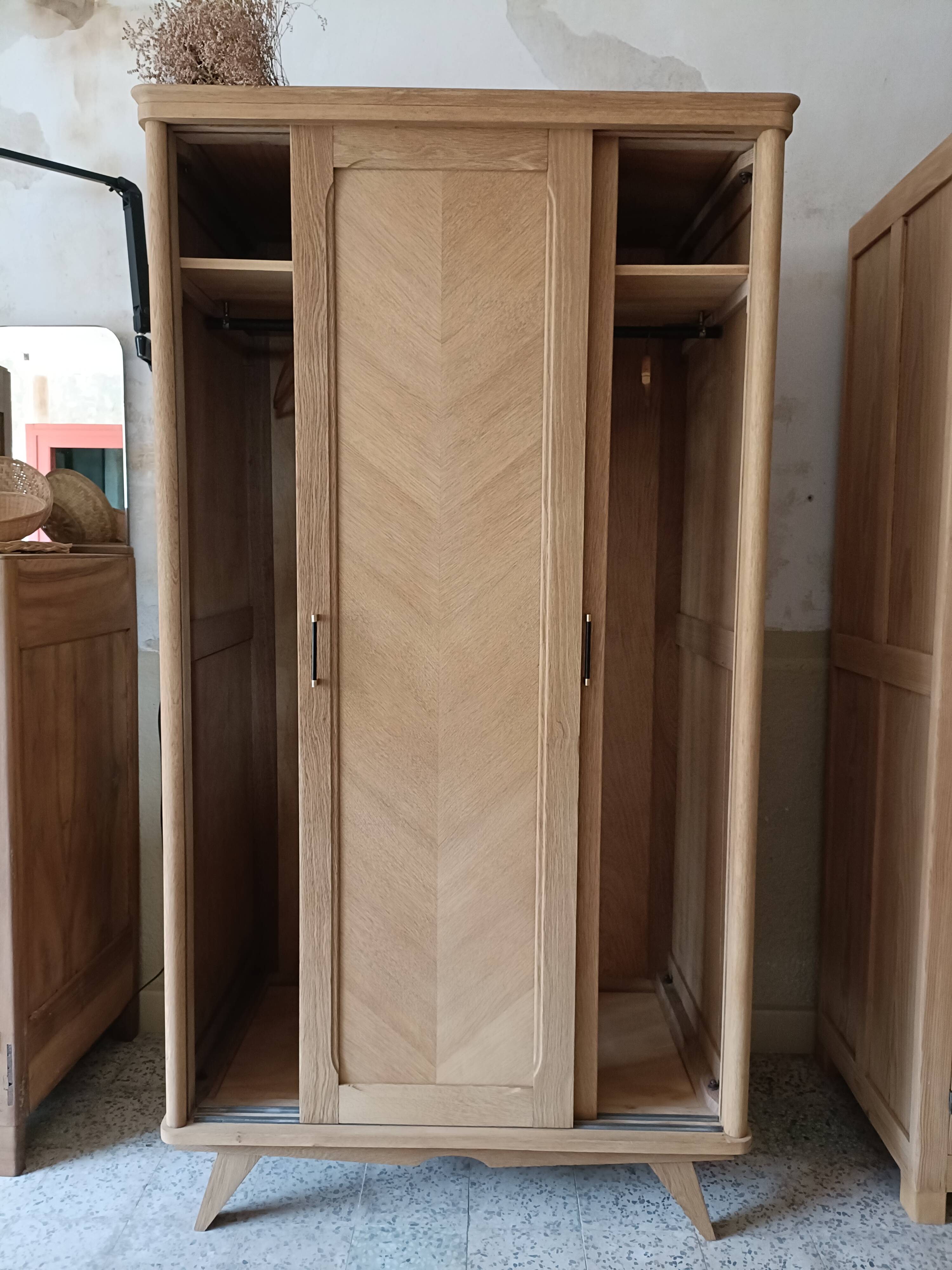 Wardrobe/sliding doors and tapered legs
