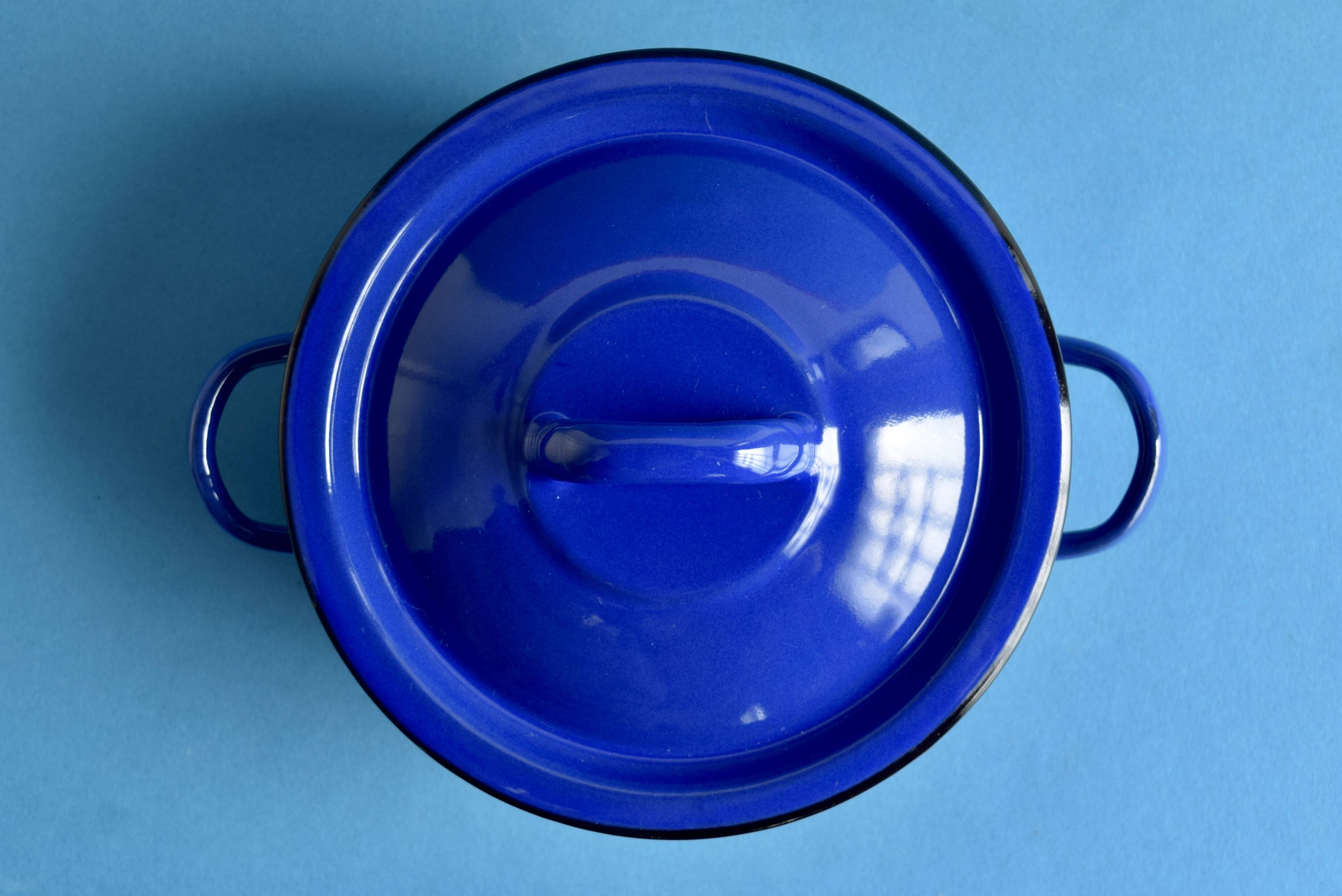 Paire de petites casseroles vintage en tôle émaillée bleues