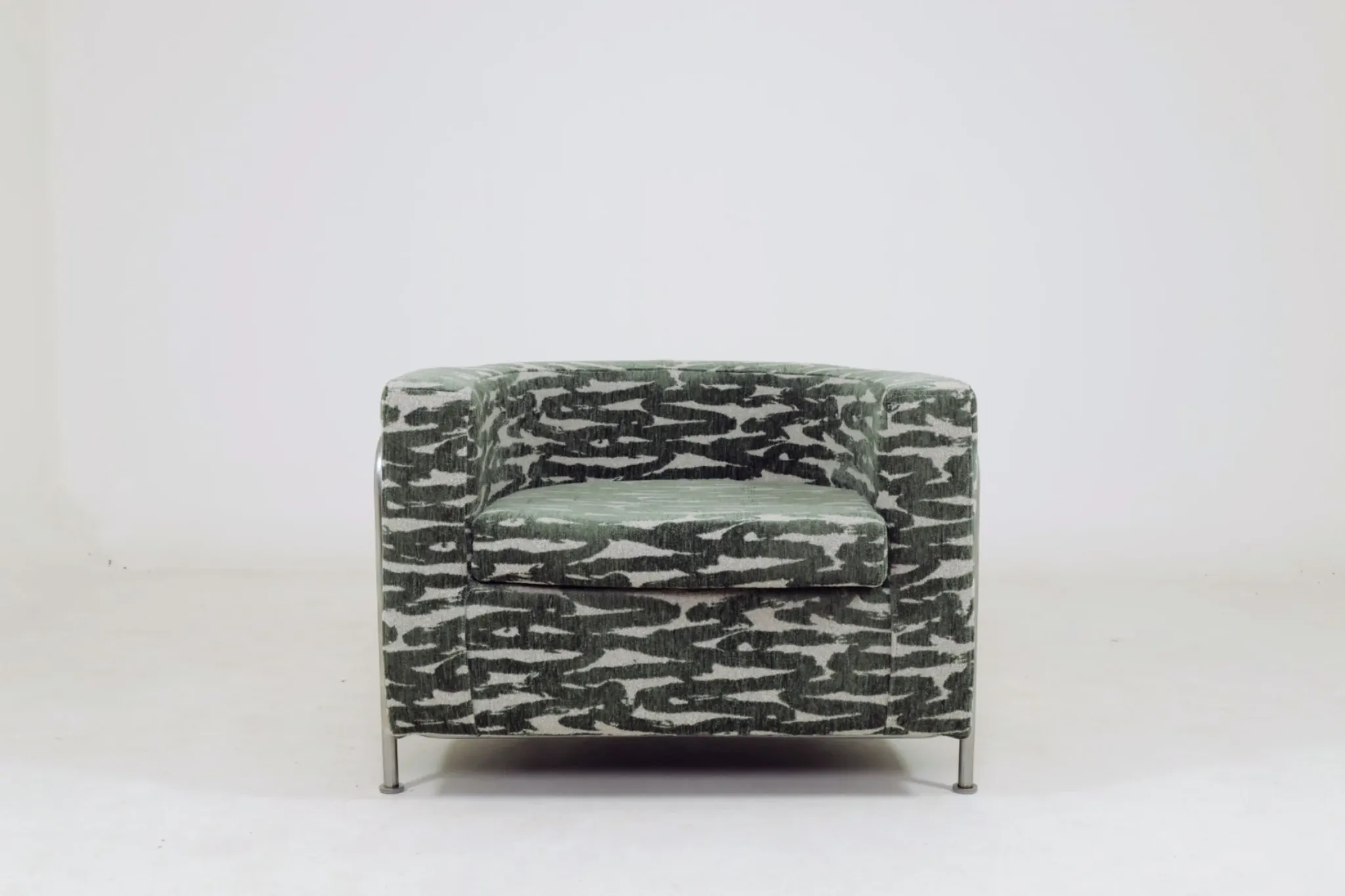 Brutalise lobby longue chair verdigris green 