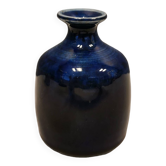 Un petit vase à glaçure bleue avec un col « fin », du suédois Kjell Sunesson
