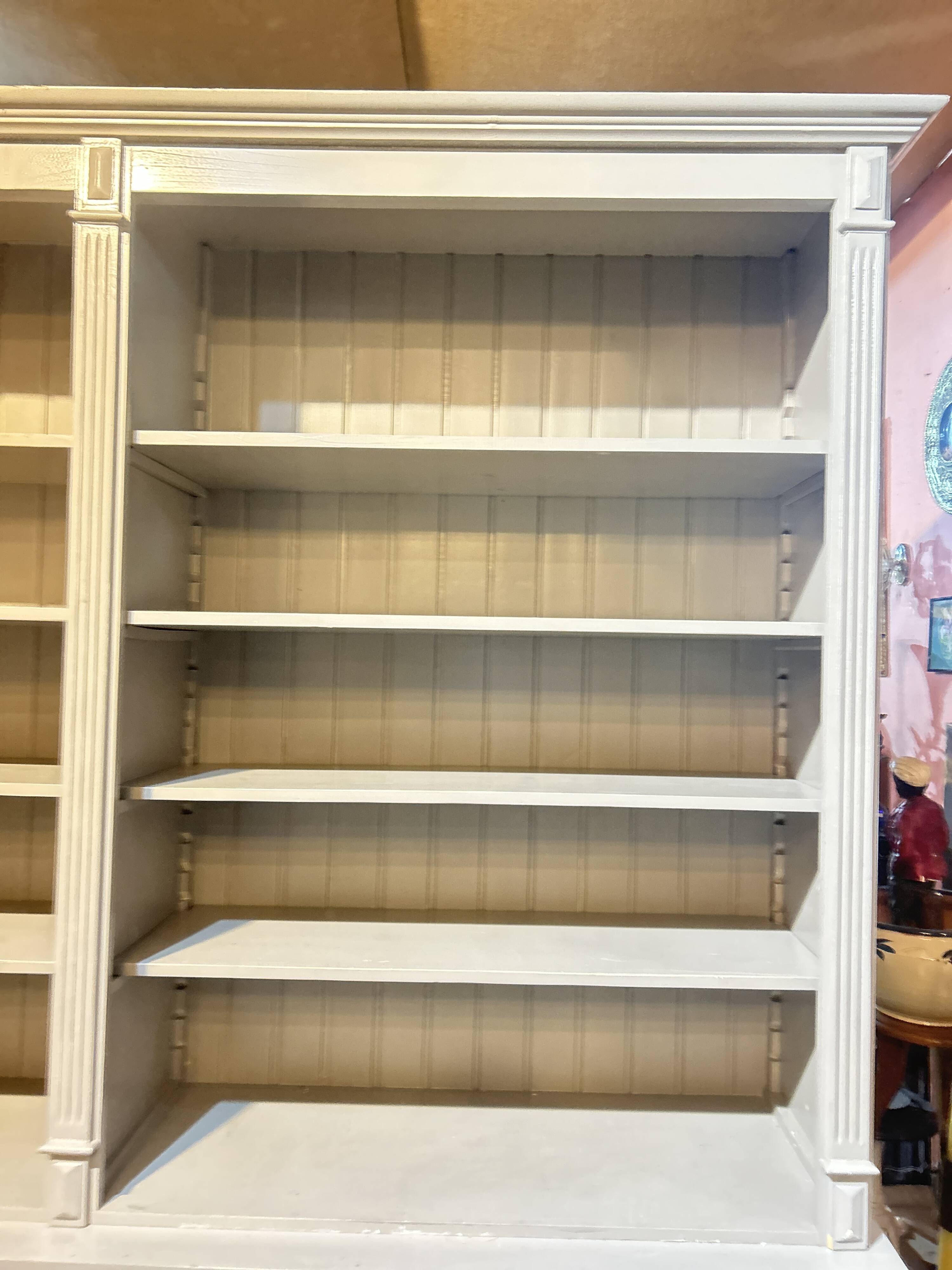 Bibliothèque deux corps , peinte en gris.