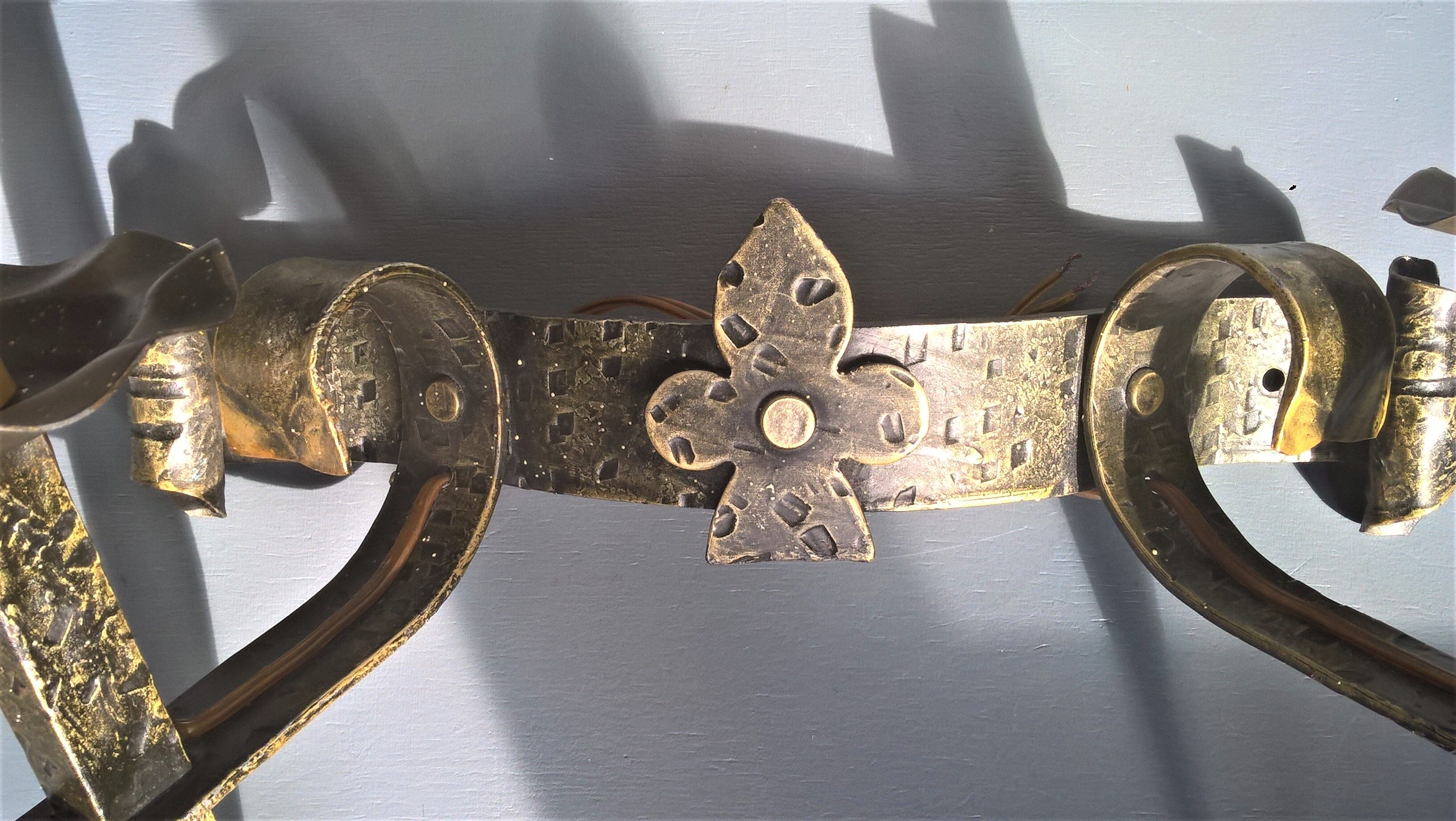 Applies two fires and fleur-de-lys in hammered wrought iron and patina in the old way in the medieval taste